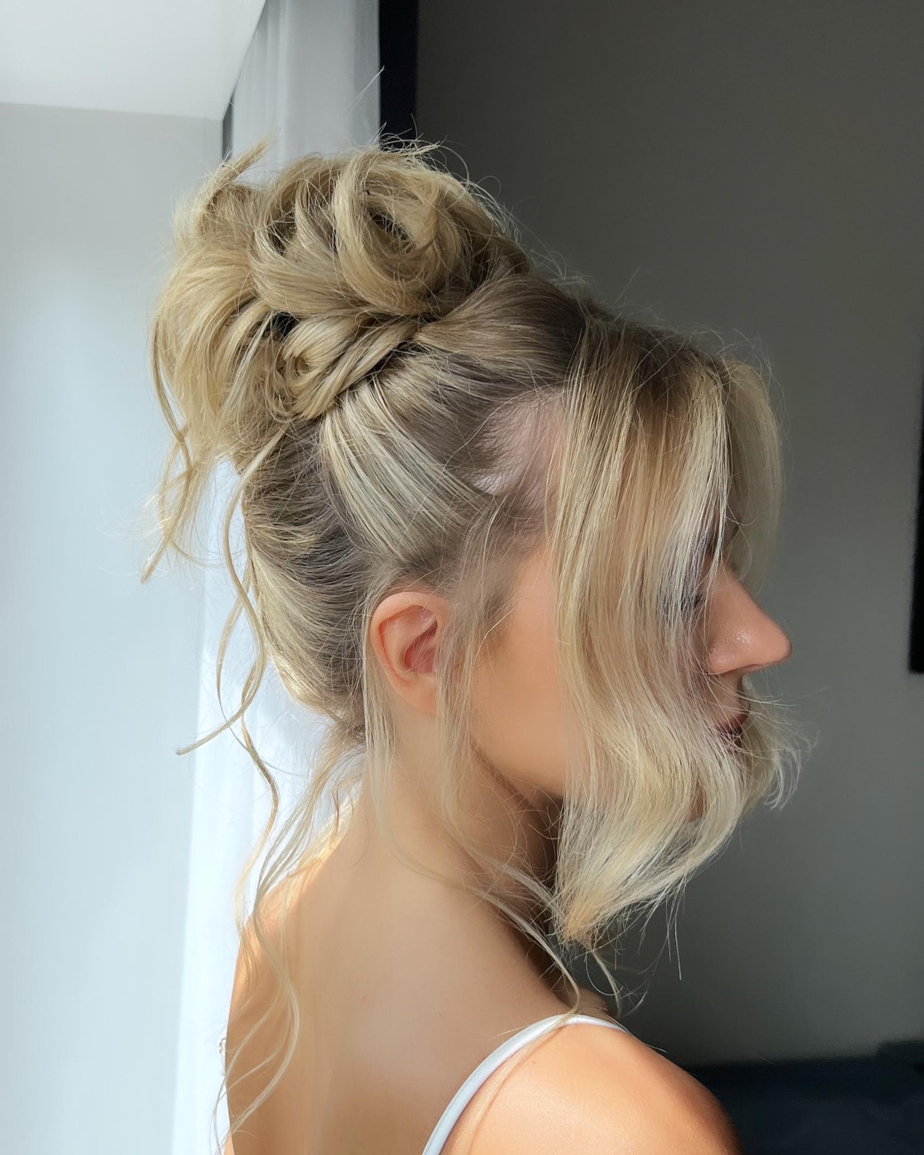 Сделать объемный пучок могут и девушки со средней длиной волос. Фото: Инстаграм* @tomekopec_hair