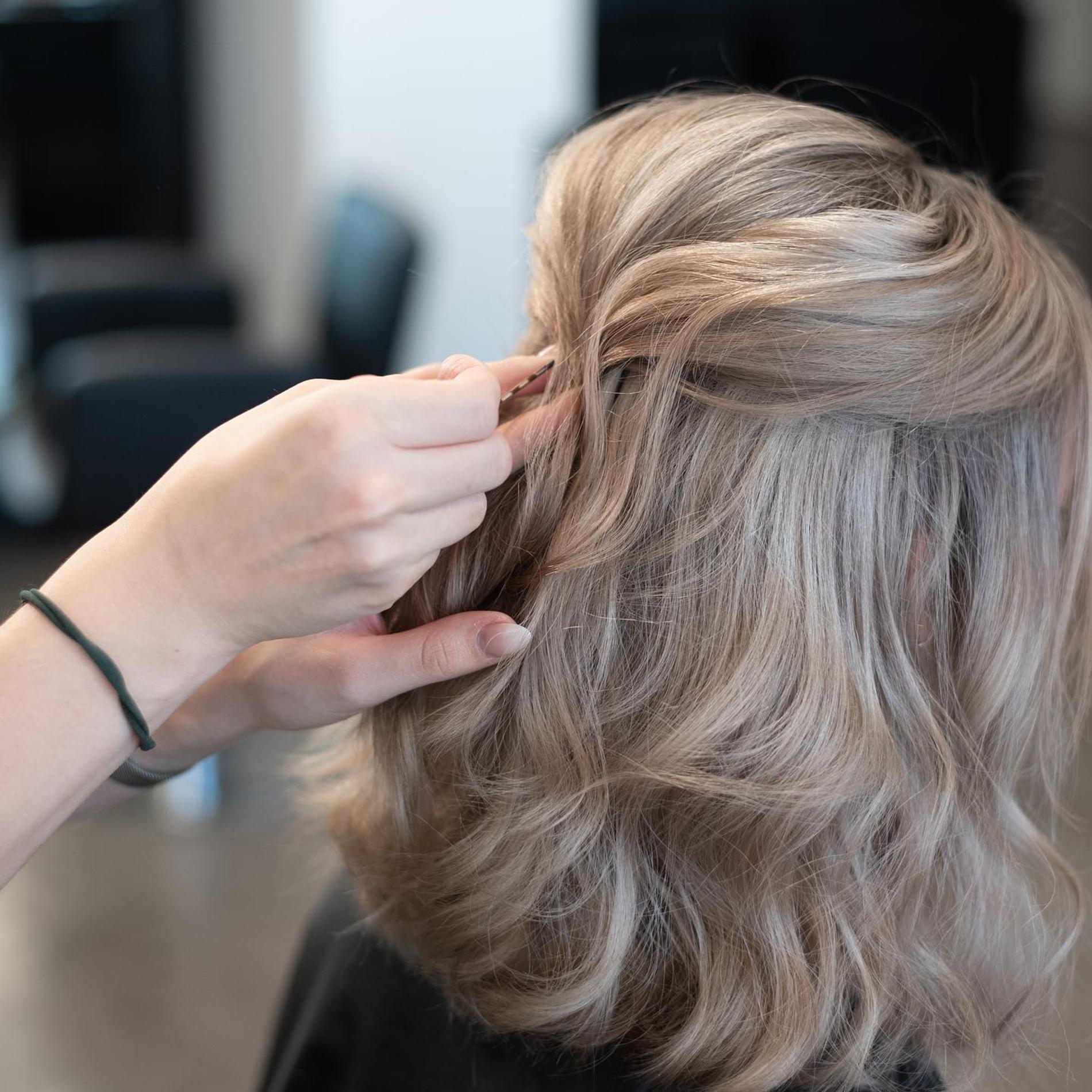 Начес — основа многих стильных причесок. Фото: Инстаграм* @fourreasons