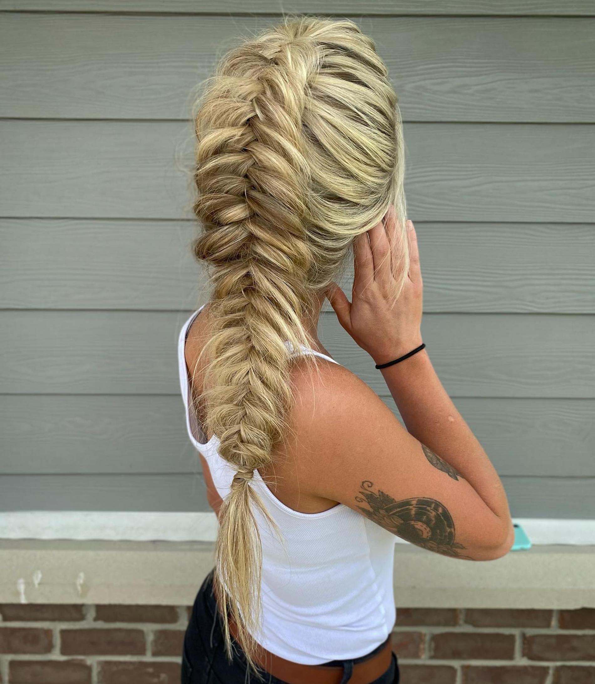 Вопроса, что заплести на средние волосы, не возникает, если научиться укладывать «рыбий хвост». Фото: Инстаграм* @beauty.and.the.braid