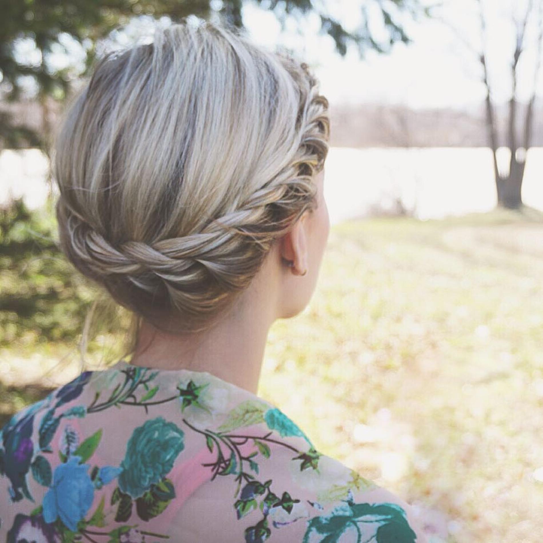 Для скрученной косы волосы могут быть средней длины. Фото: Инстаграм* @laineymariebeauty