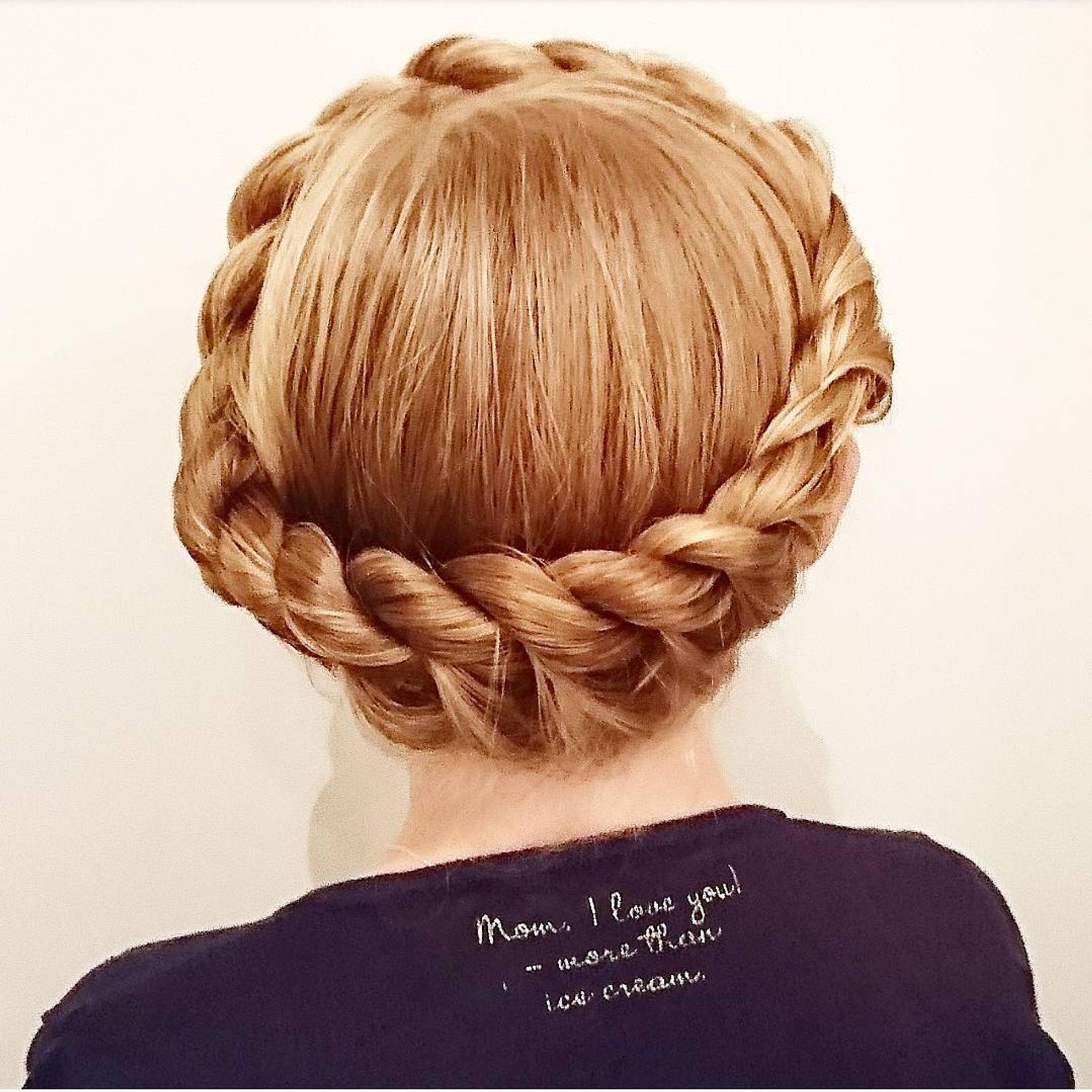 Корзинка, или скрученная коса, делается за 10-15 минут. Фото: Инстаграм* @braidymom