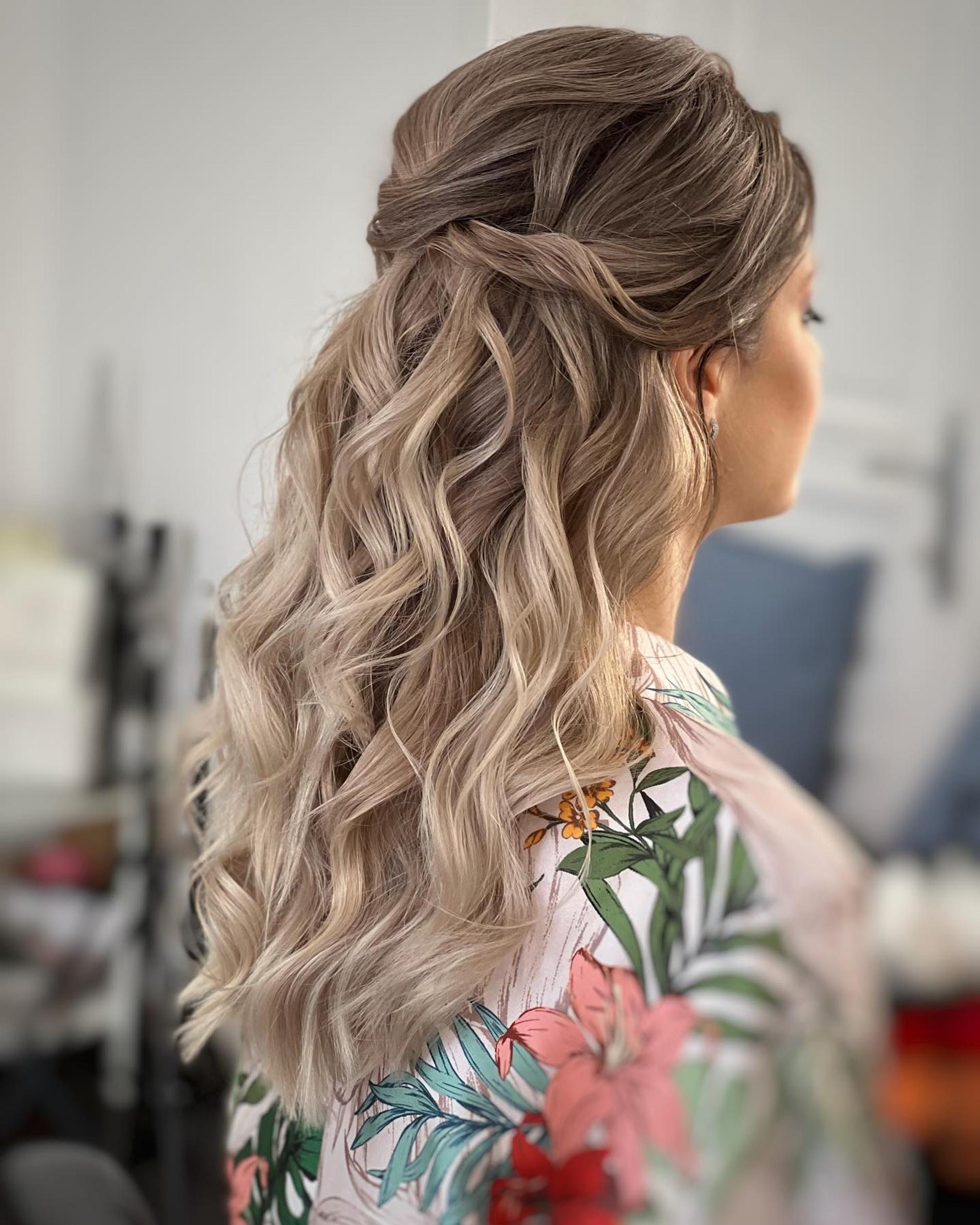 «Мальвинка» — отличная альтернатива пучку или хвостику. Фото: Инстаграм* @dorinabulgaru