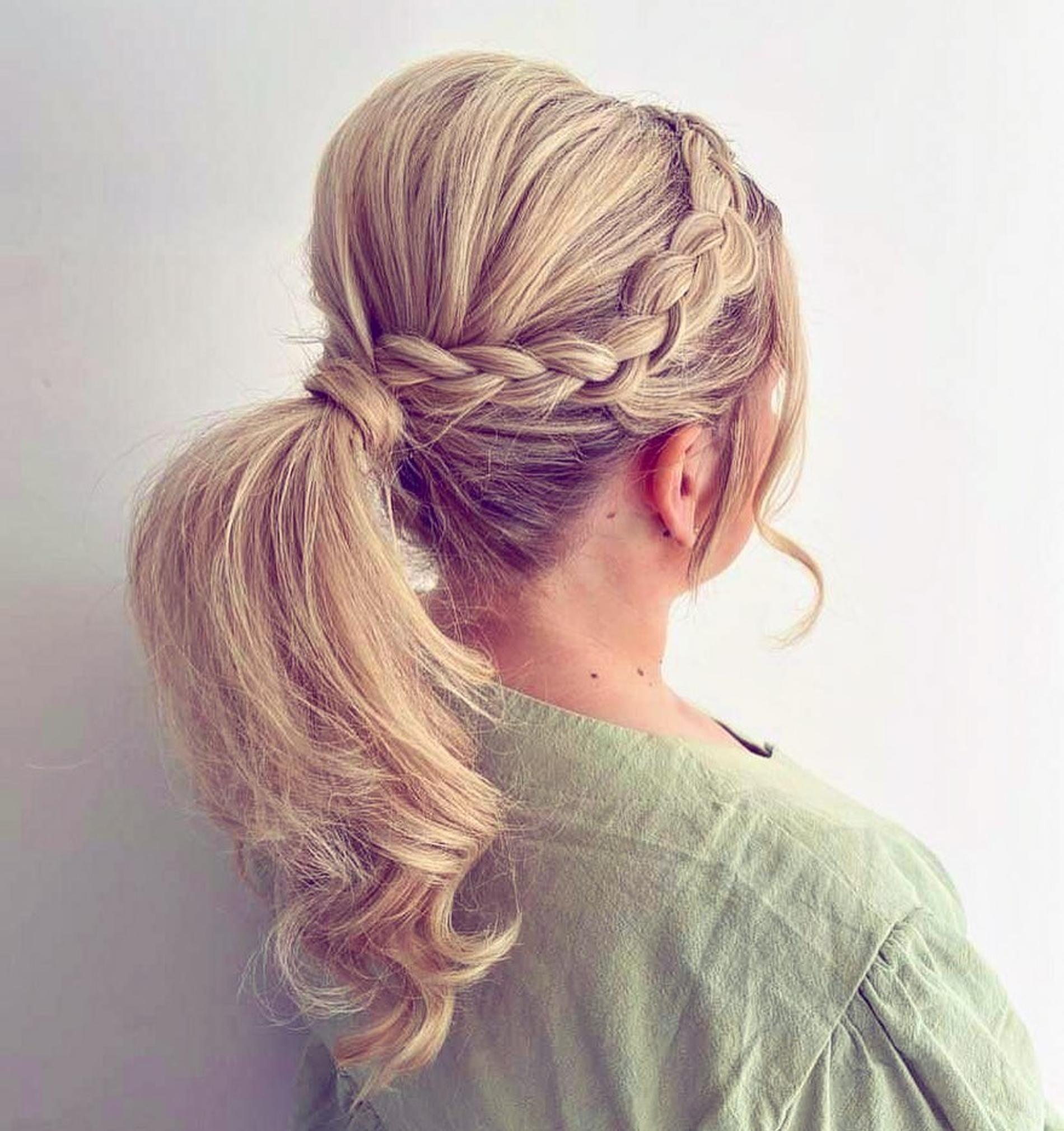 Банальный конский хвост может выглядеть на средних волосах стильно. Фото: Инстаграм* @hairbyjennabsx