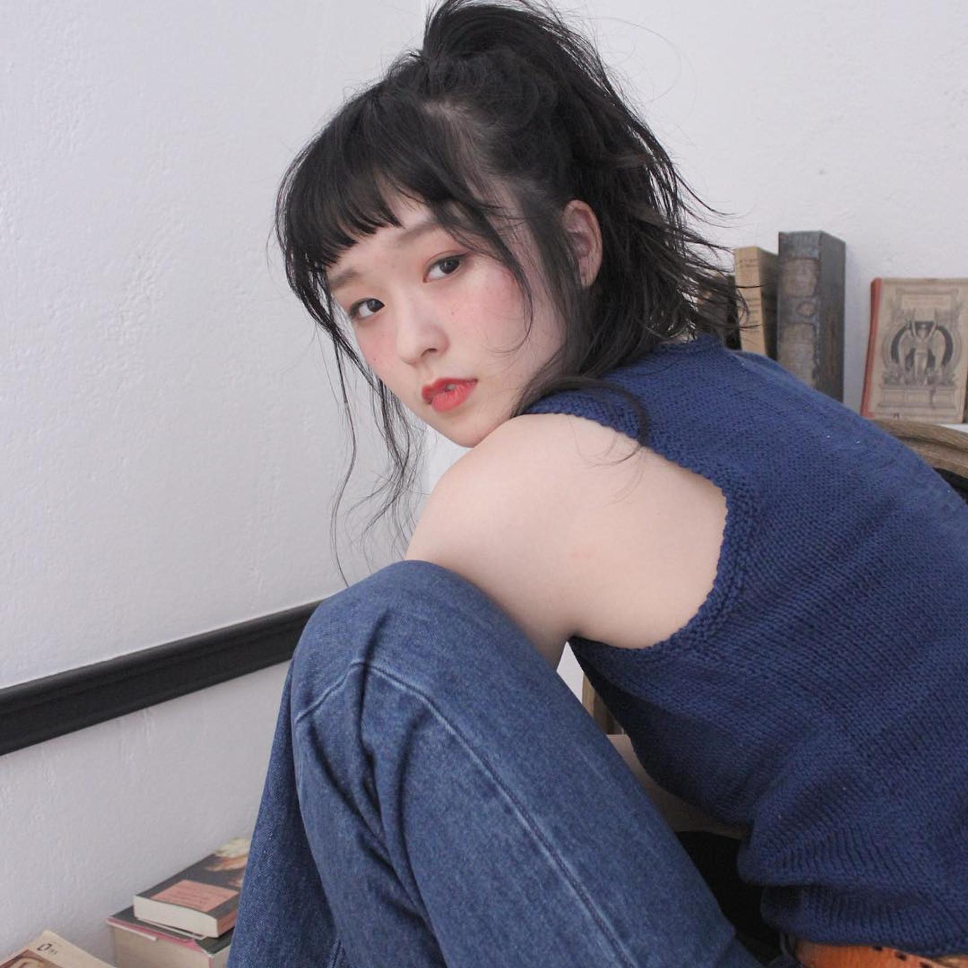 Короткая челка — изюминка любой укладки. Фото: Инстаграм* @emi__hirat