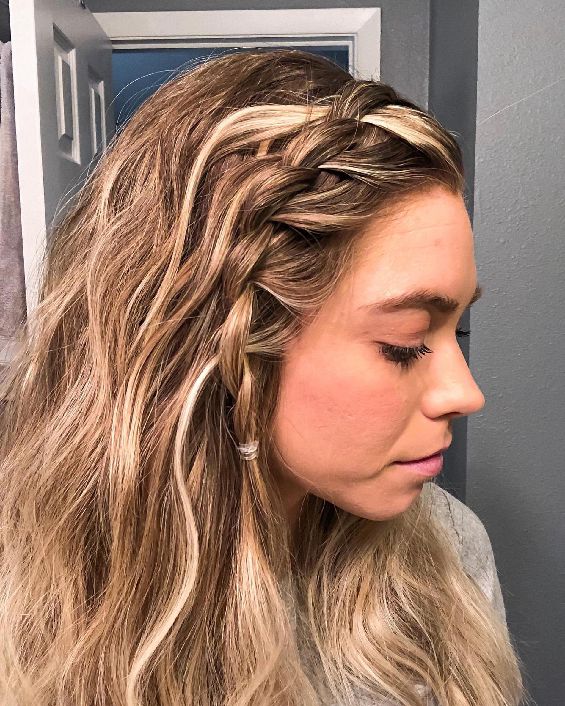 Челка может стать частью прически на среднюю длину волос. Фото: Инстаграм* @annierosette93