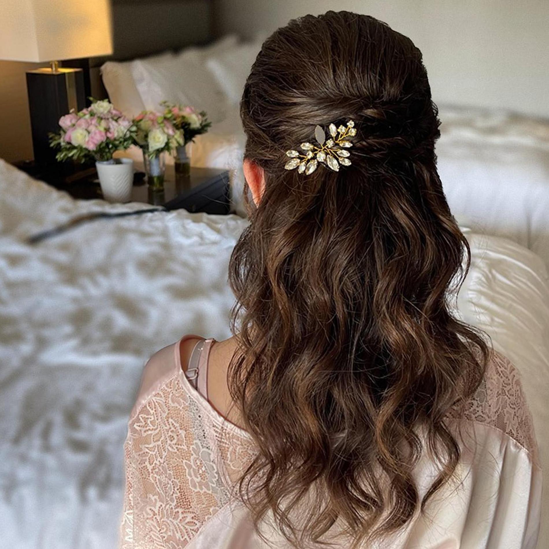 Для укладки «мальвинка» на средние волосы понадобятся лишь невидимки. Фото: Инстаграм* @ulyana_kozlovsky