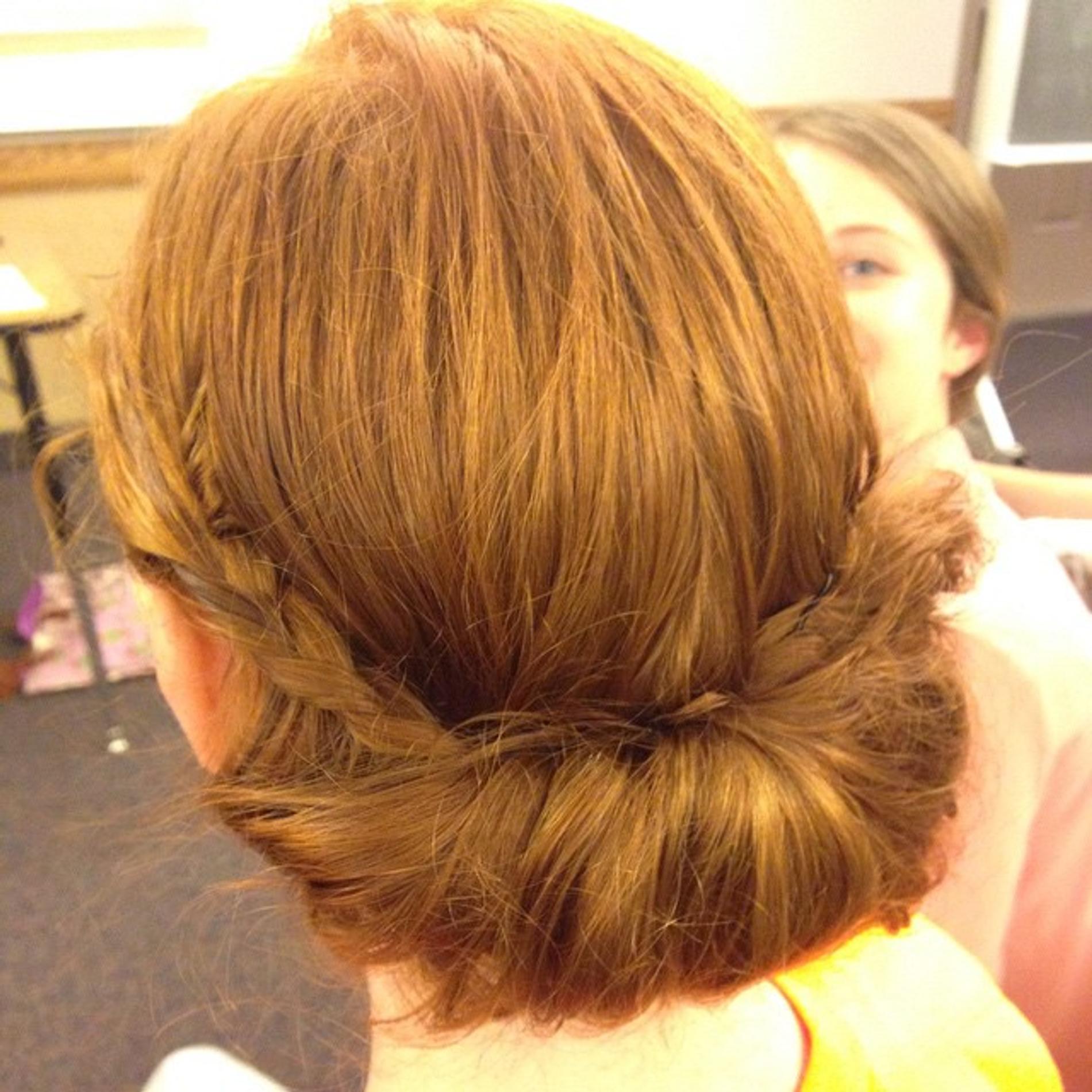 Такой пучок подойдет как для романтичного образа, так и офисного. Фото: Инстаграм* @marionblush