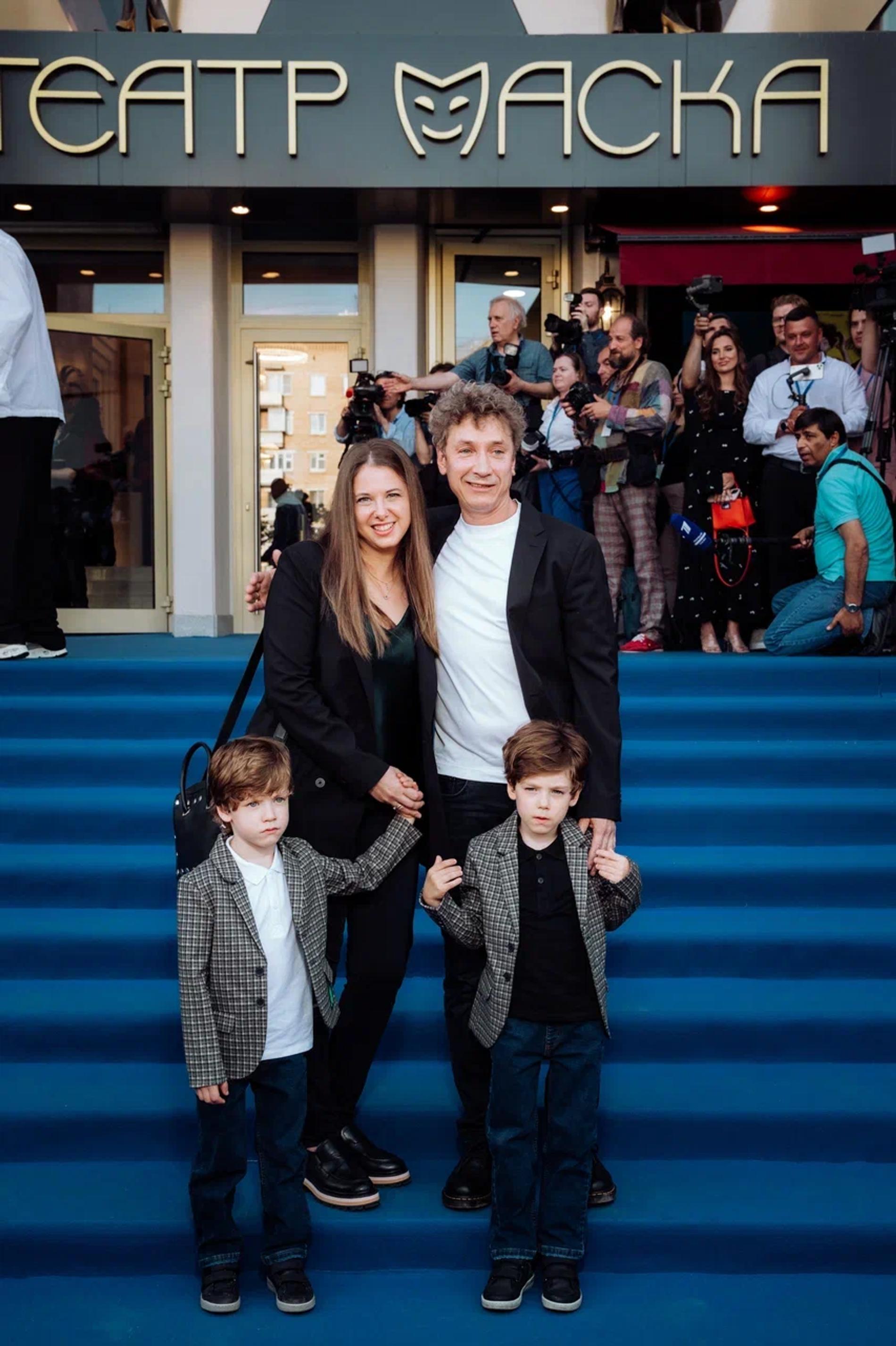 Александр Яценко с семьей. Фото: пресс-служба