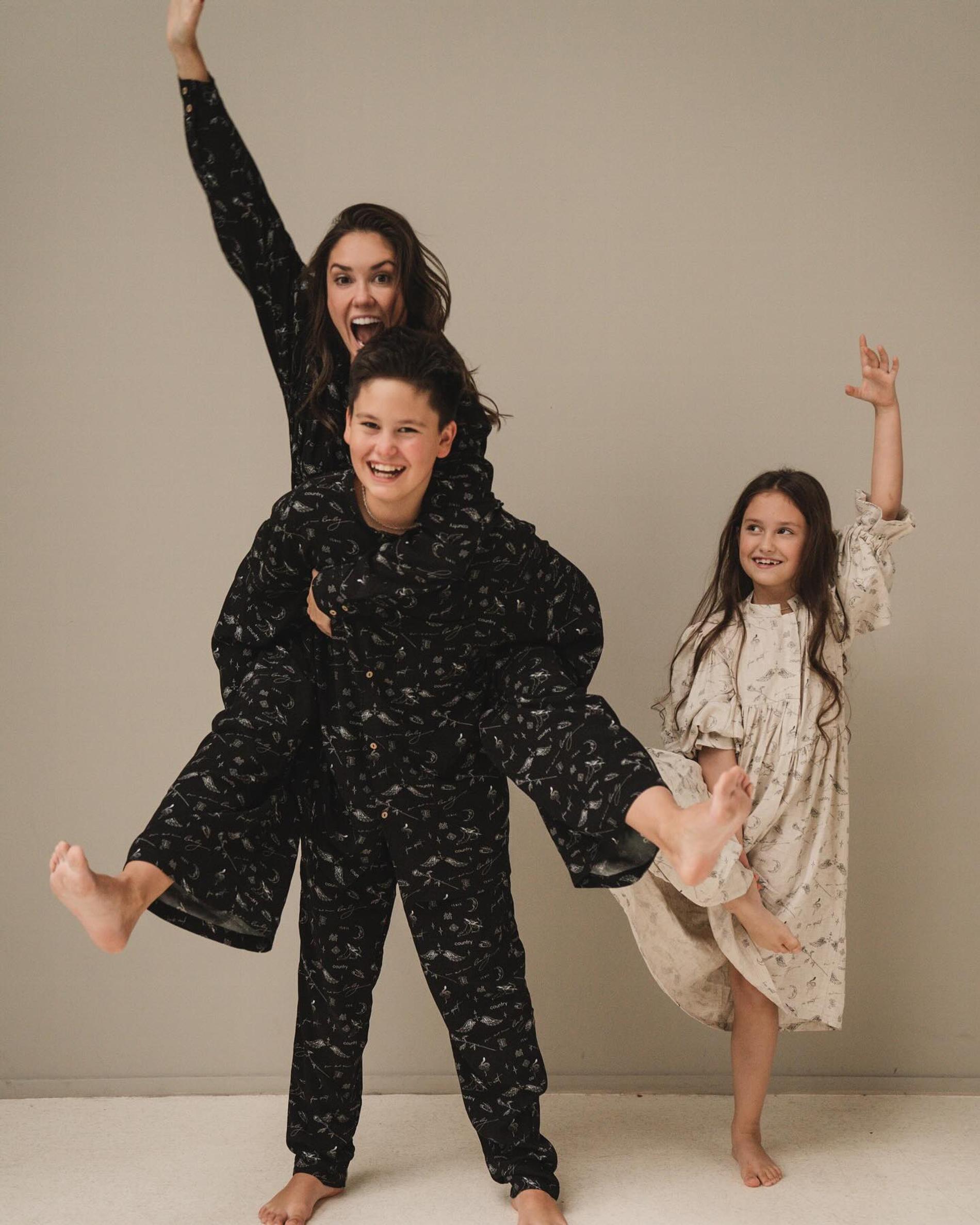 Агата Муцениеце с 7-летней Мией и 11-летним Тимофеем. Фото: Инстаграм* @agataagata