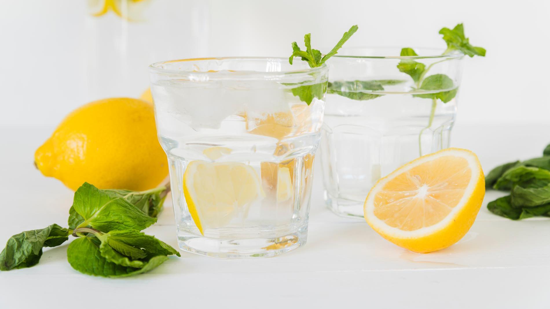 Названа веская причина пить воду с лимоном по утрам