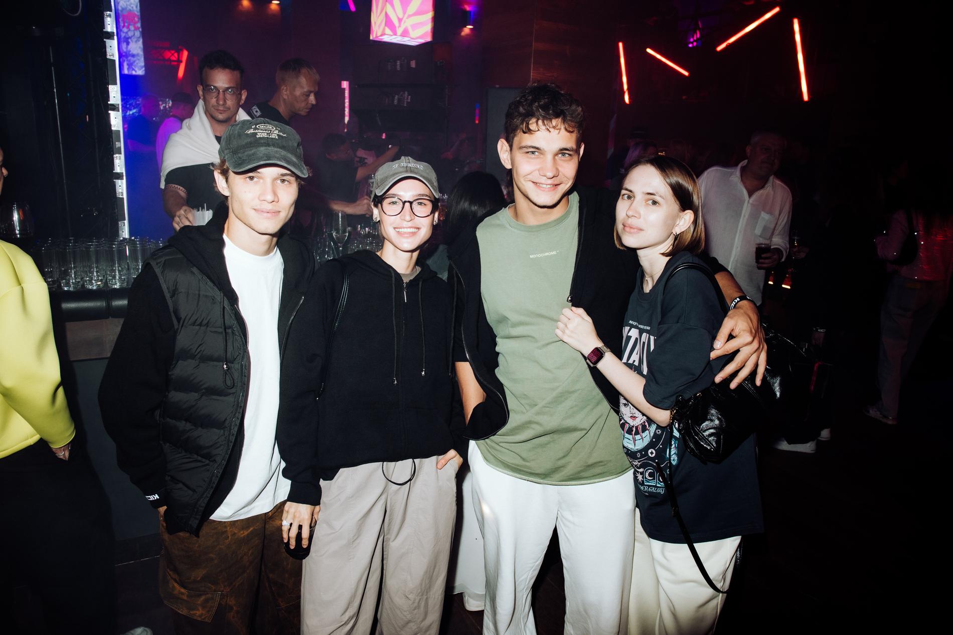 Рузиль Минекаев с женой Азизой и Слава Копейкин с девушкой Яной Ежовой. Фото: пресс-служба «Новый сезон»