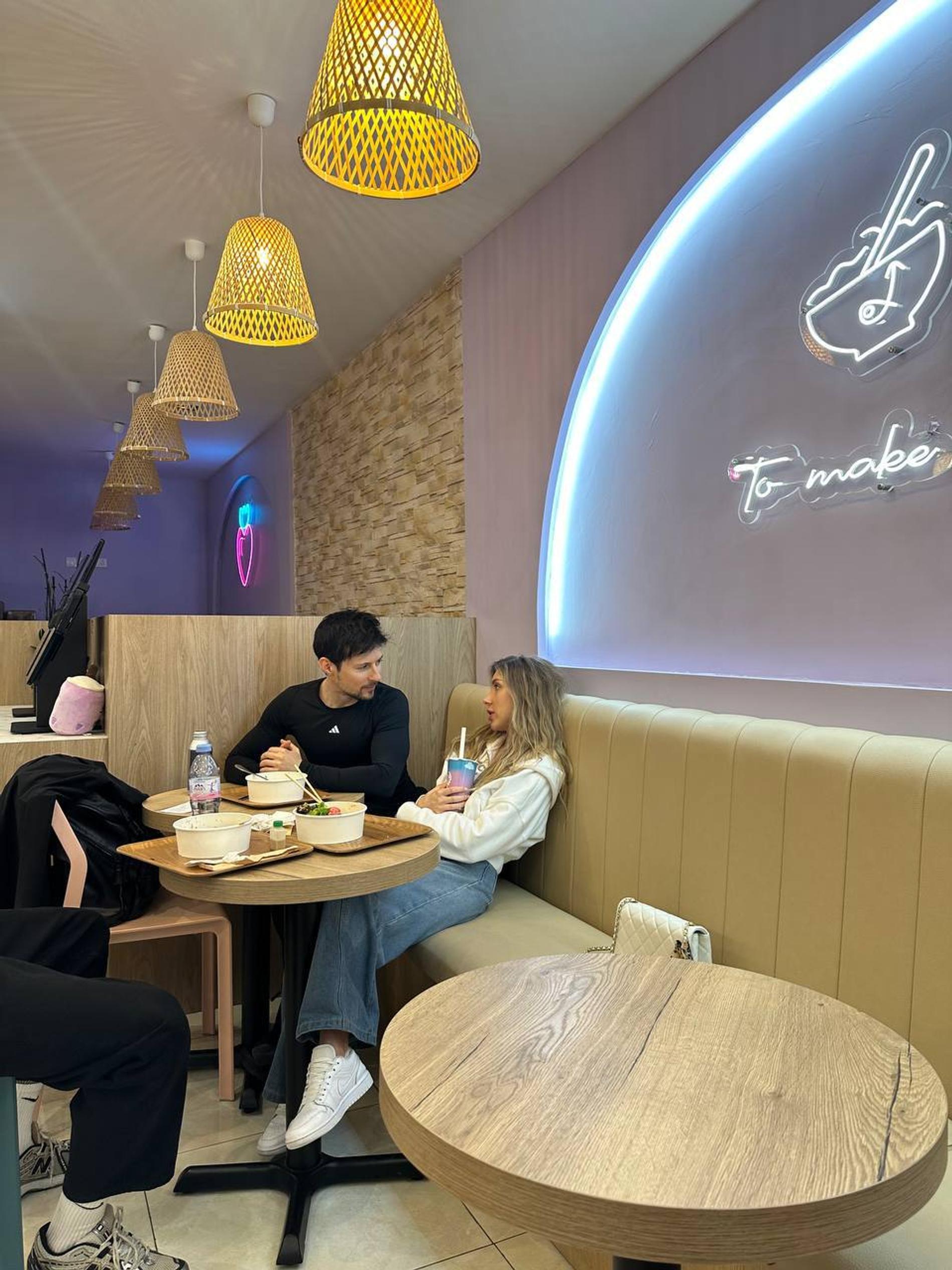 Павел Дуров со своей девушкой Юлией Вавиловой в Париже. Фото: «Антиглянец»