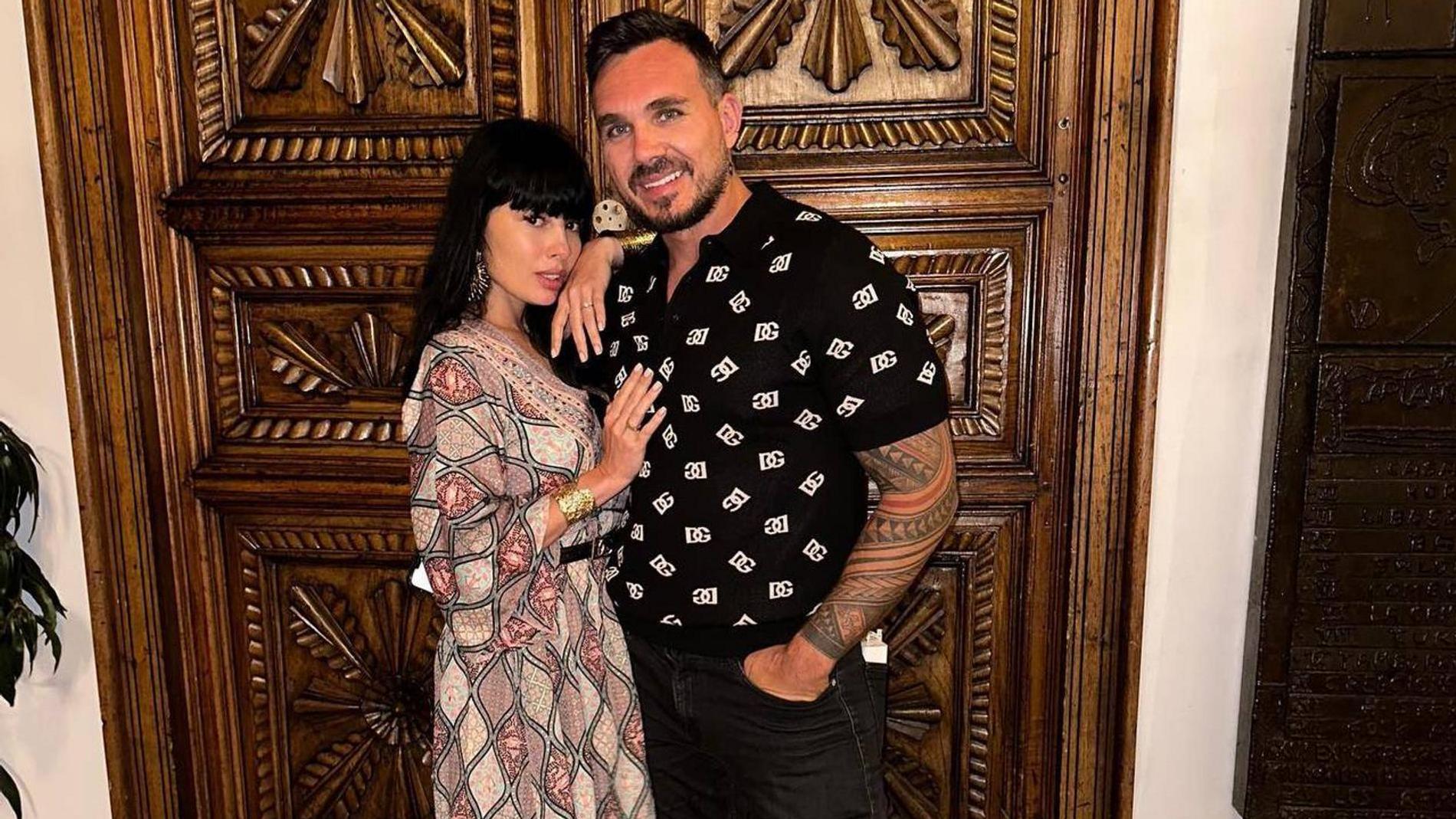 Жалаңаш әйел төрт аяғында тұрады