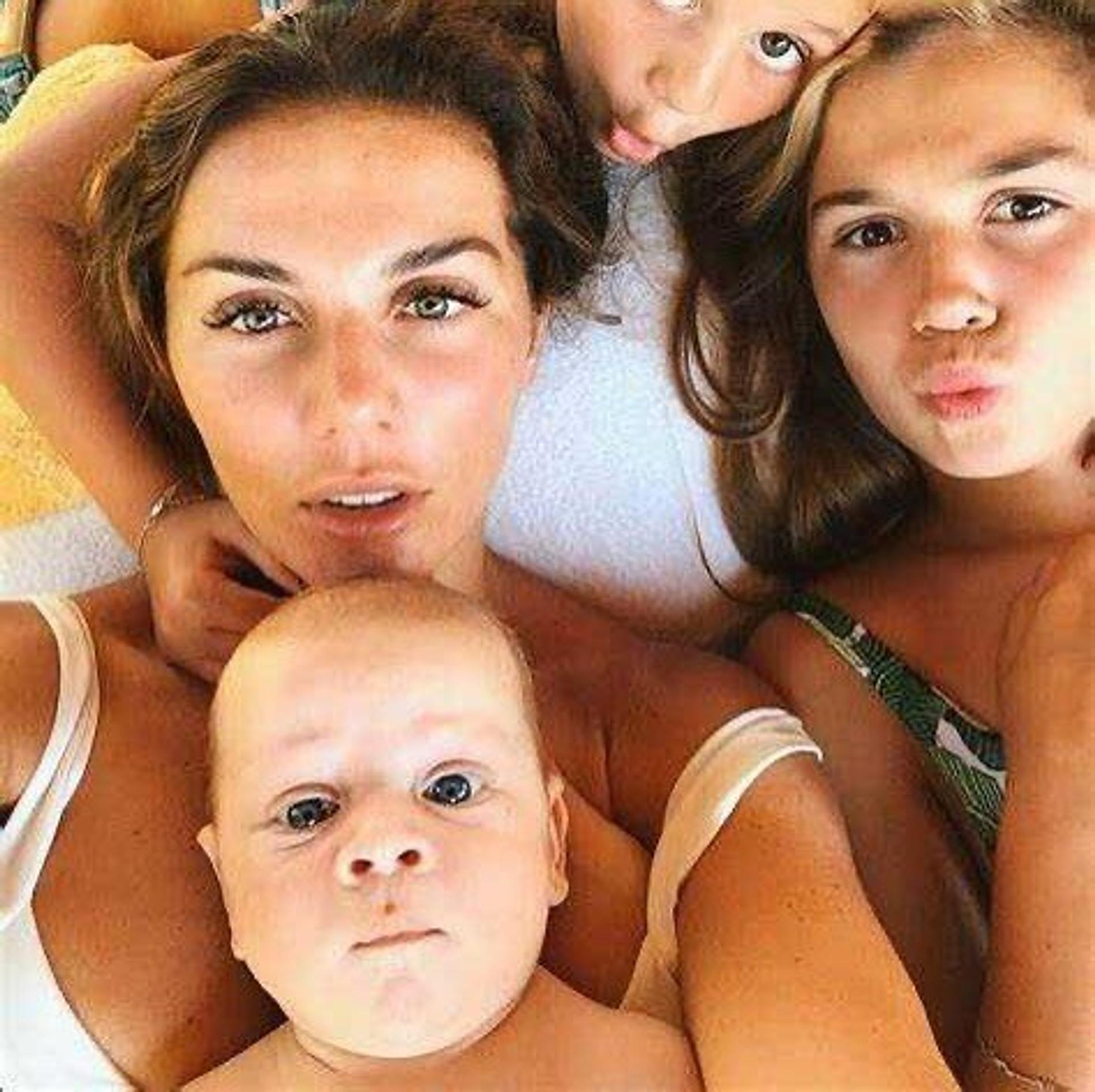 Анна Седокова с детьми. Фото: Инстаграм* @annasedokova