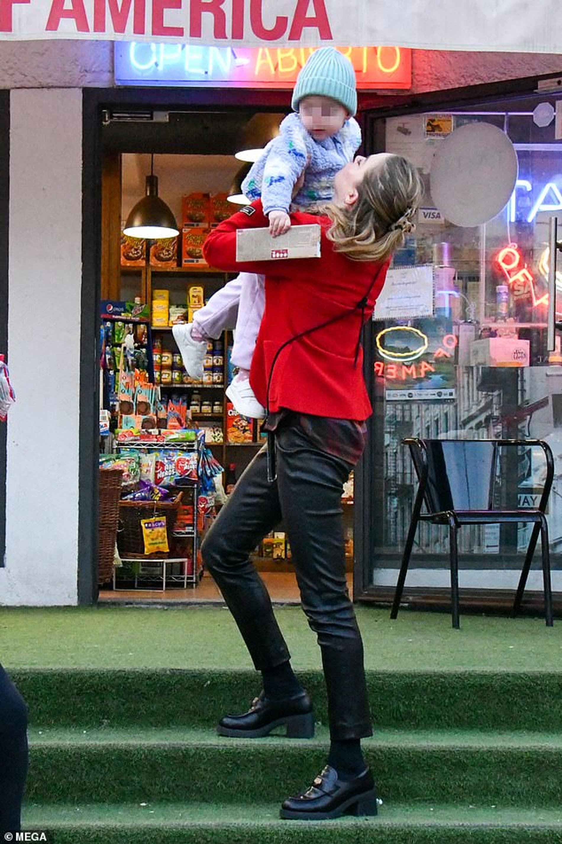 Эмбер Херд с дочкой у входа в магазин «Вкус Америки». Фото: Mega