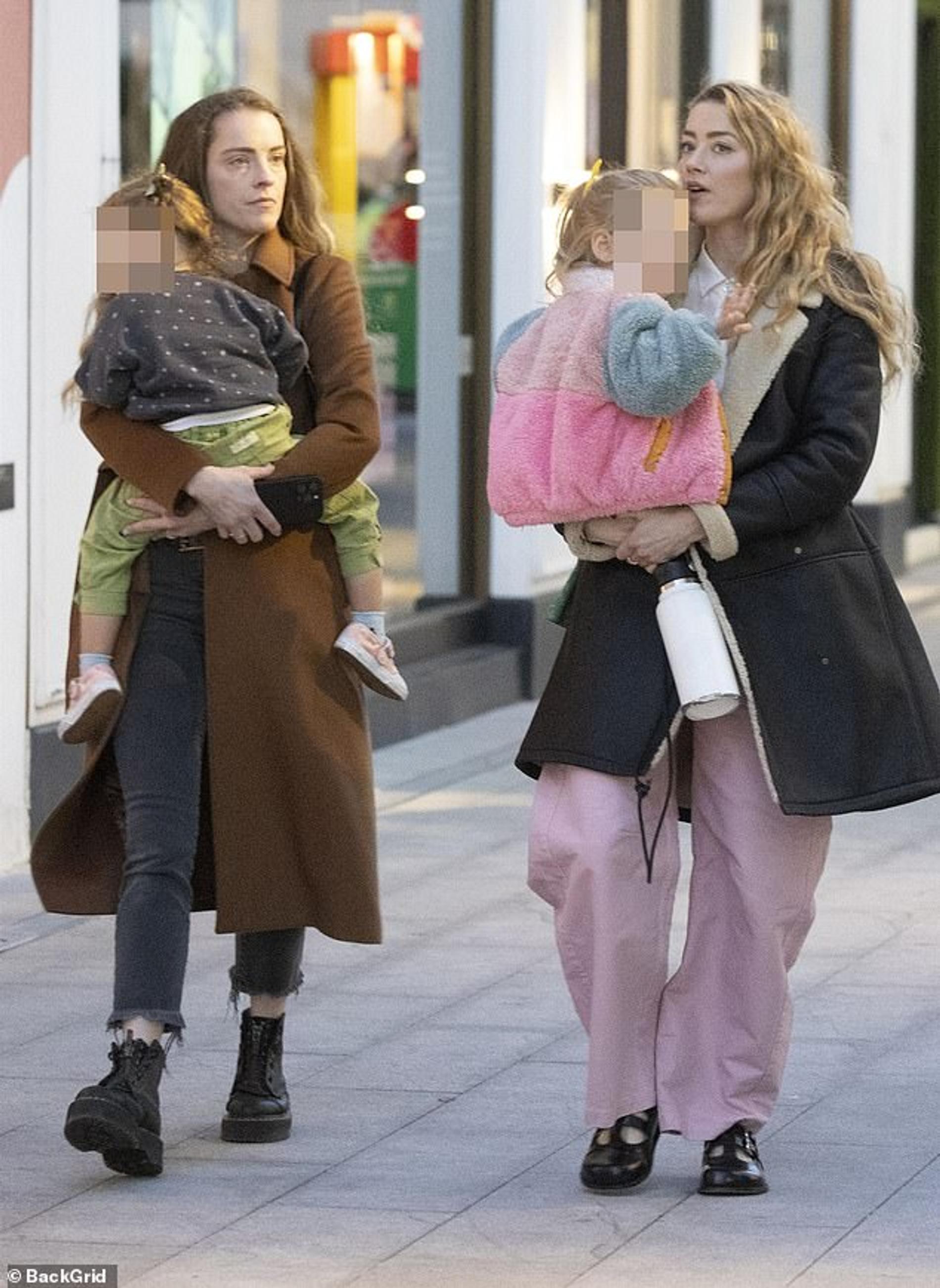 Эмбер Херд с дочкой и подругой. Фото: BackGrid