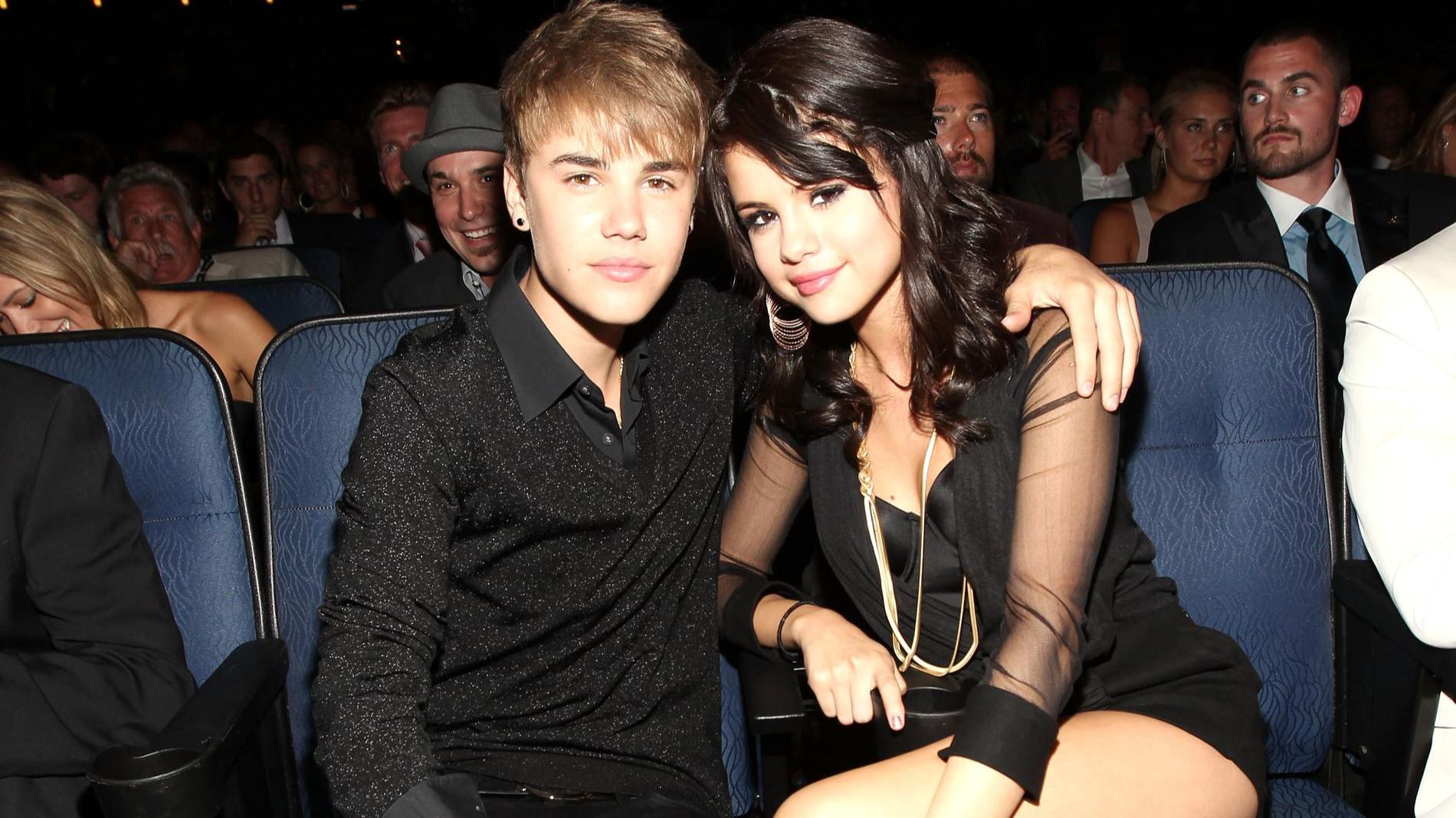 Еркекті трахает ететін әйелдер тобының порносы Порнодағы жас сүйкімділік