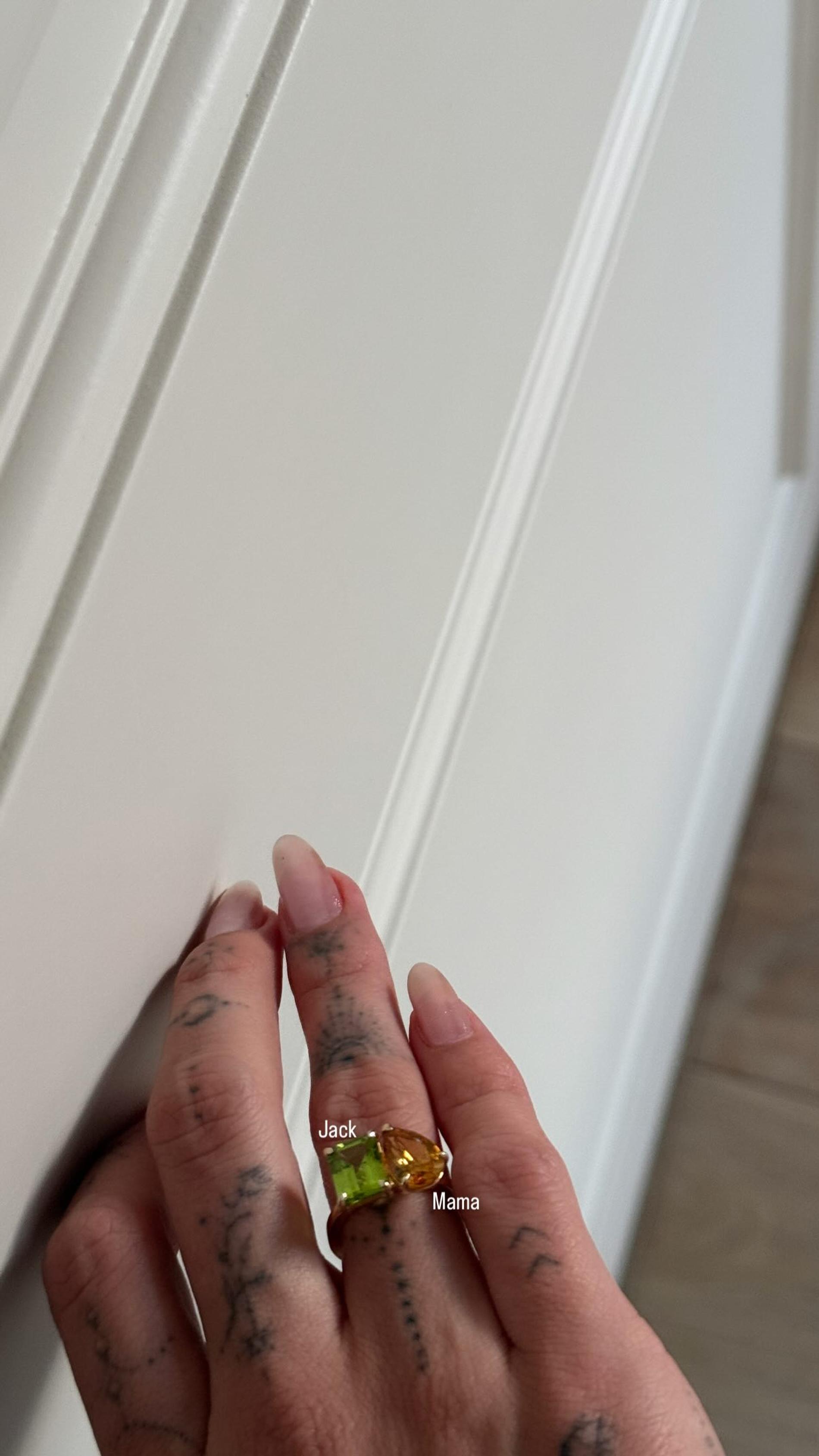 Кольцо Хейли. Фото: Инстаграм* @hayleybieber