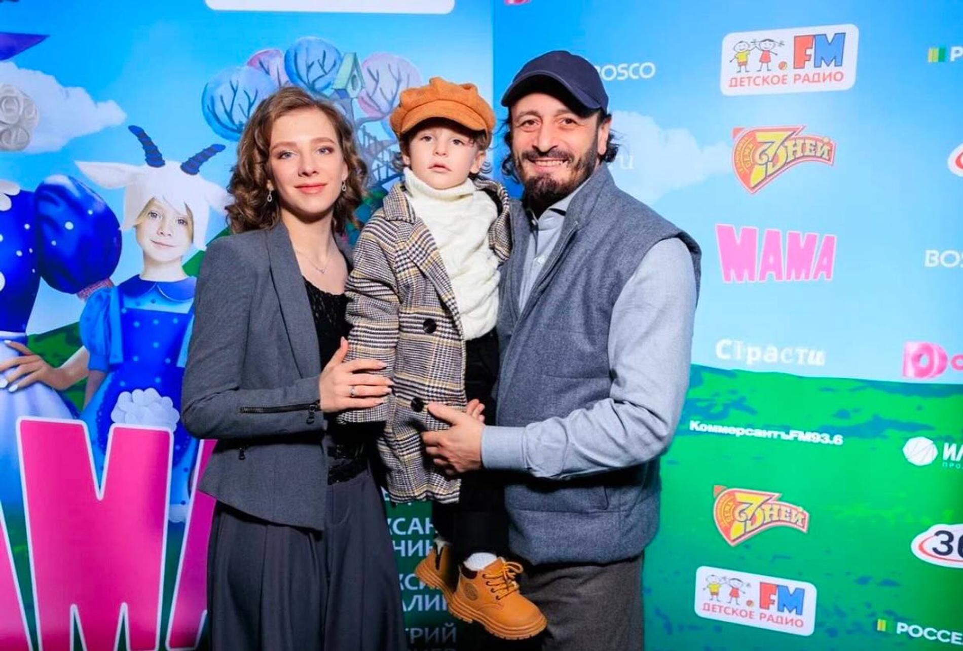 Илья Авербух и Лиза Арзамасова с сыном. Фото: Инстаграм* @liza_arzamasova