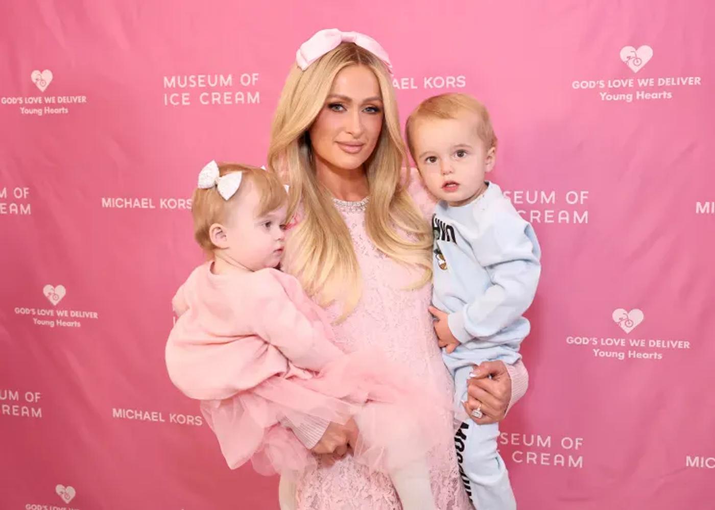 Мишель Монаган көп шәрбатты жұтып қойды Фотографқа жалаңаш