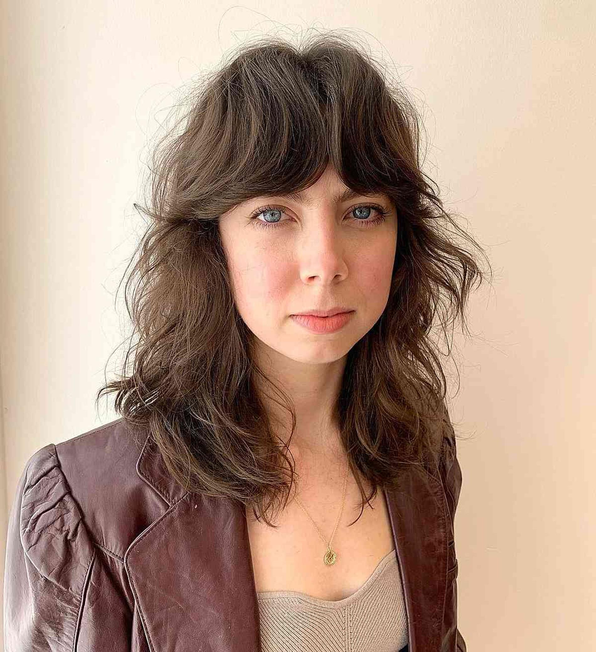 Шэгги с тяжелой челкой — модная женская стрижка в 2025 году. Фото: Instagram* @mollytbaby_hair