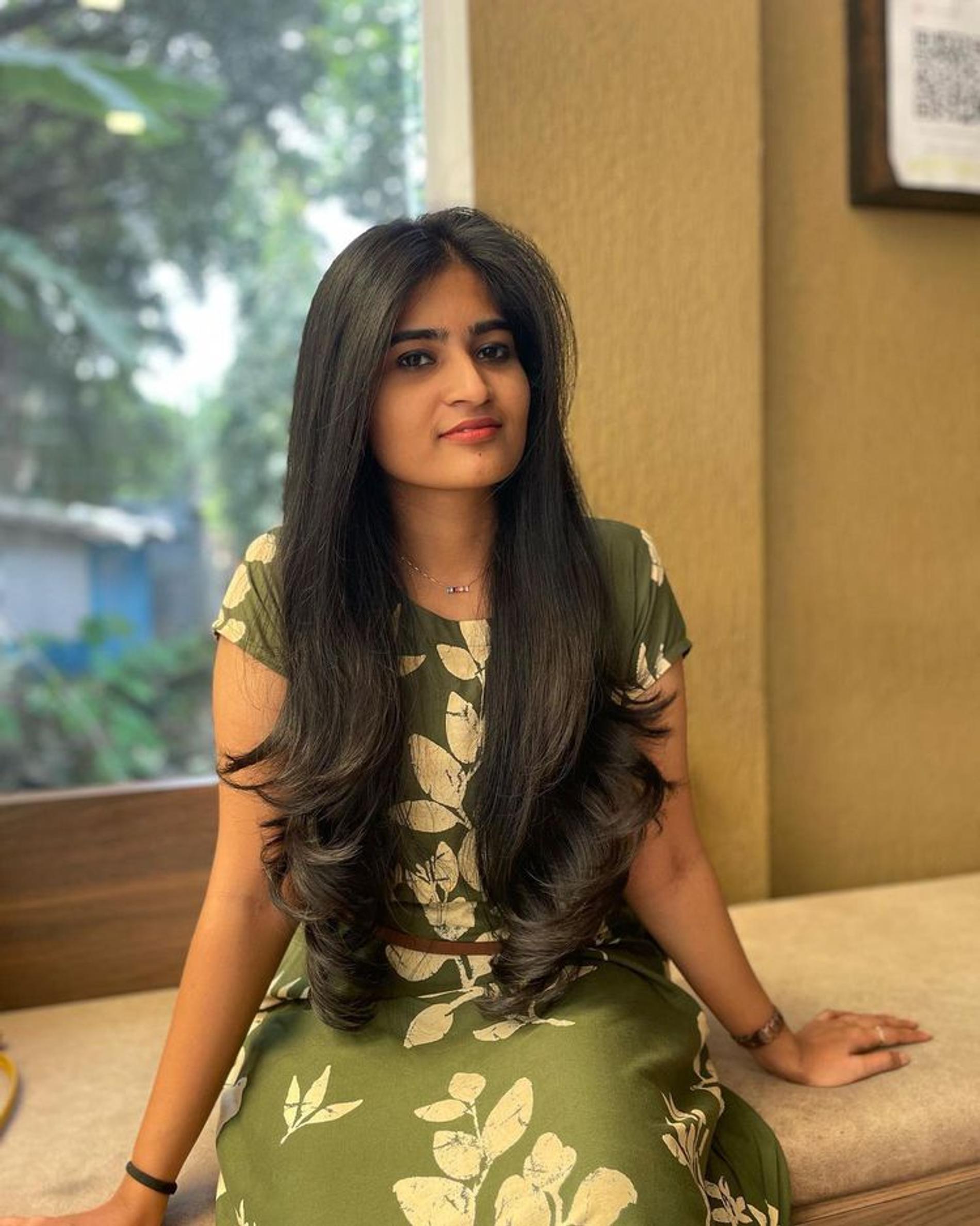 Модная стрижка на длинные волосы 2025 — «крылья ангела». Фото: Instagram* @azhak.makaover