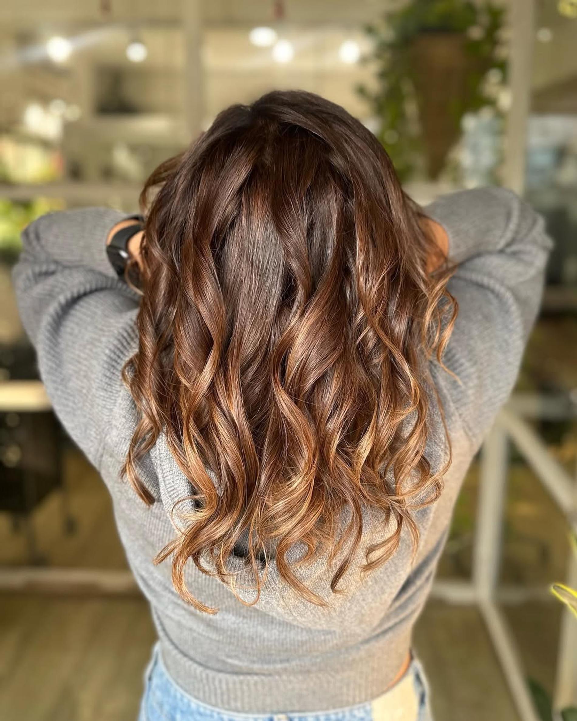 Средние волосы — повод сделать эффектное окрашивание «карамельный макиато». Фото: Instagram* @paloshell