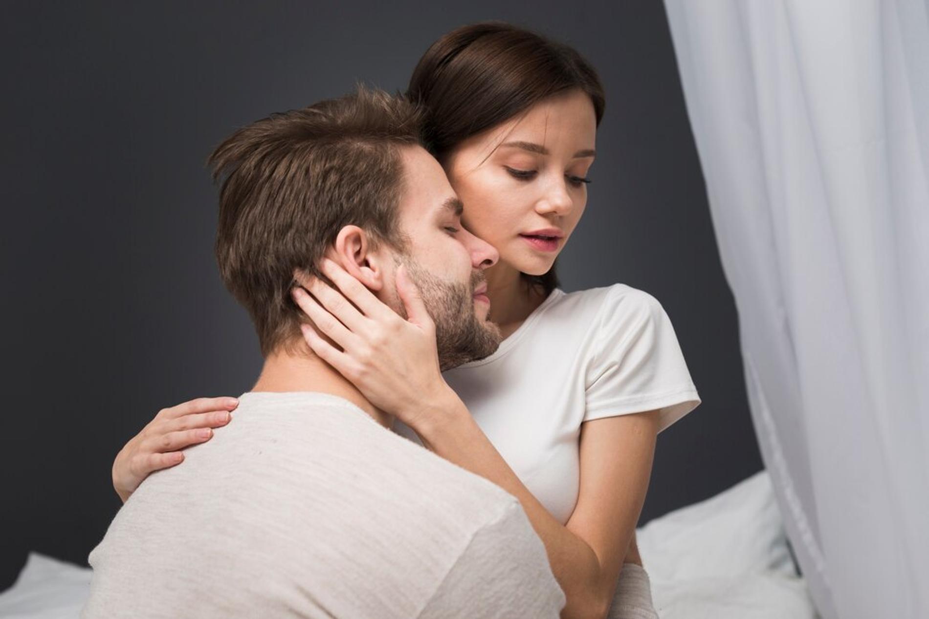Мужчины в отношениях получают возможность заниматься сексом чаще. Фото: Freepik