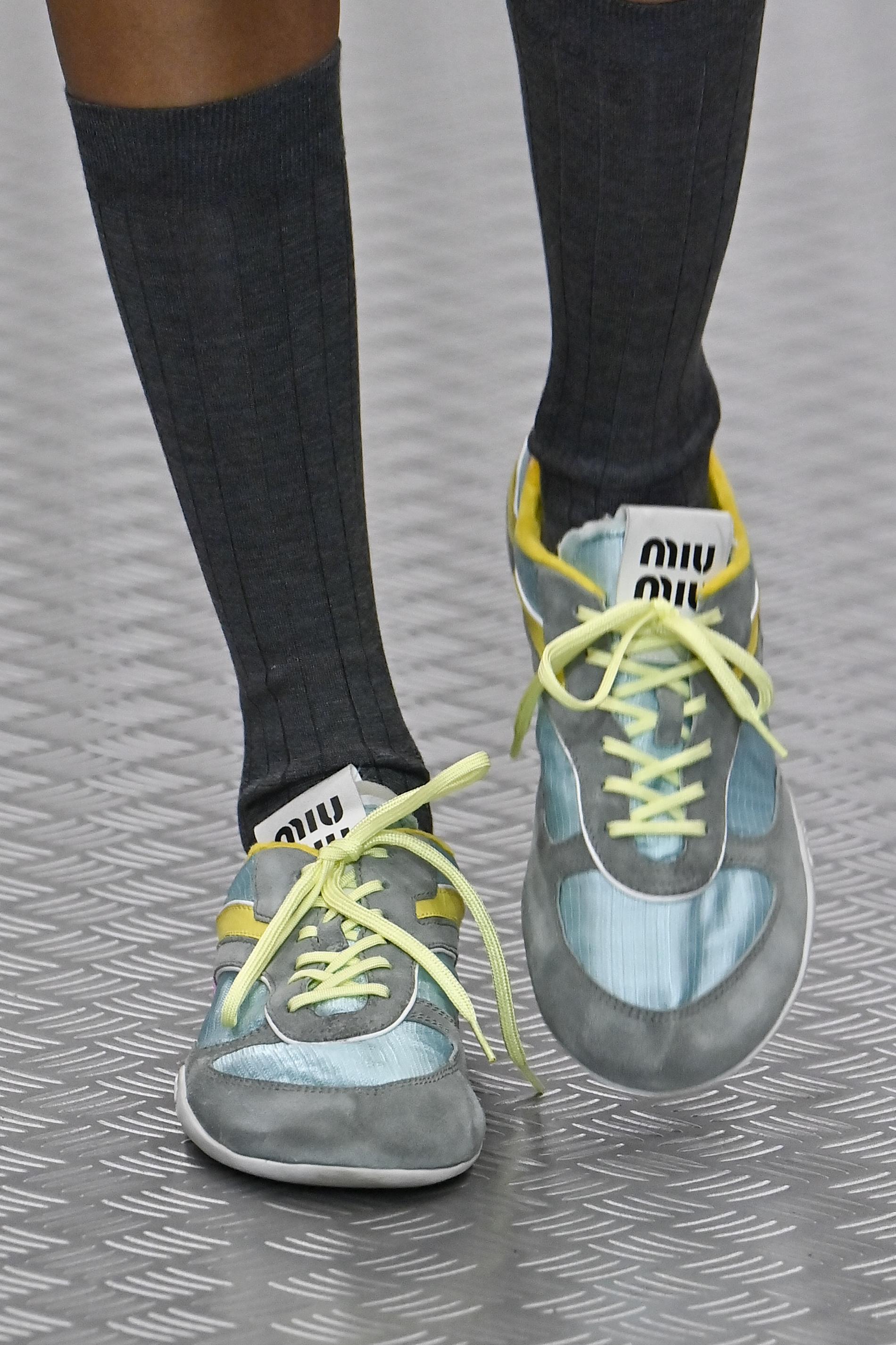 Кеды. Miu Miu. Тренды обуви на весну-2025. Фото: Victor VIRGILE / Gamma-Rapho / Getty Images