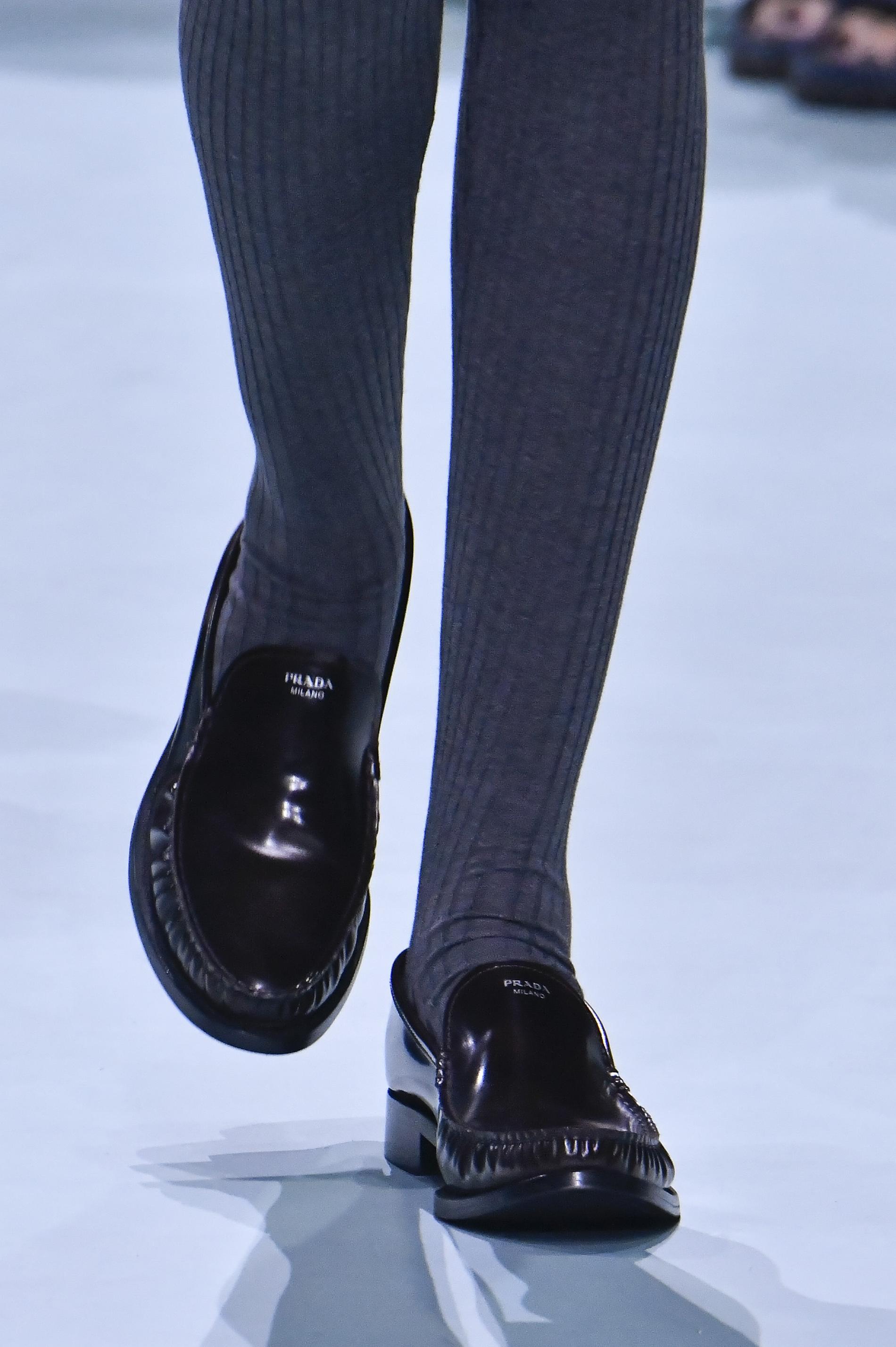 Лоферы. Prada. Тренды обуви на весну-2025. Фото: Victor VIRGILE / Gamma-Rapho / Getty Images