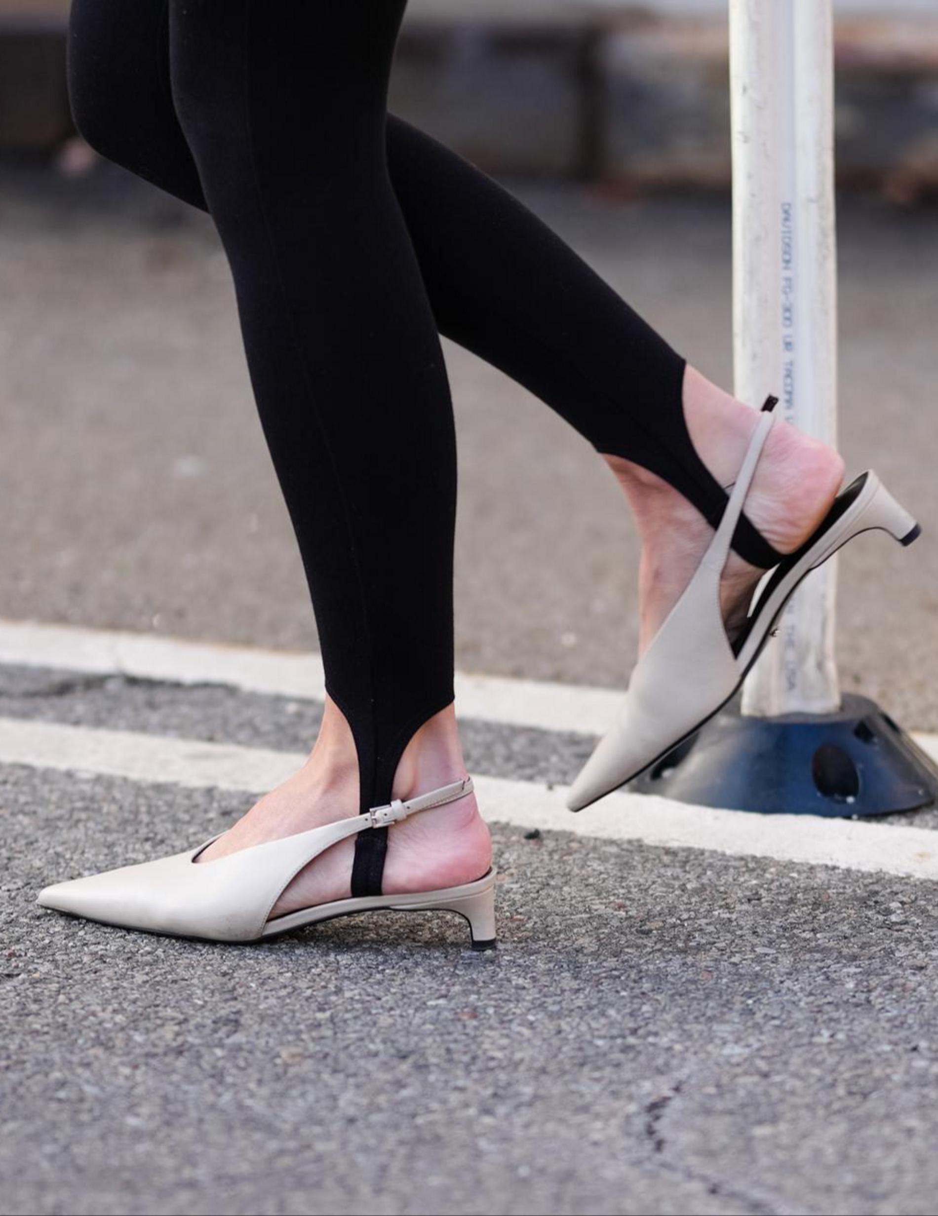 Каблук kitten heels. Тренды обуви на весну-2025. Фото:Edward Berthelot/Getty Images