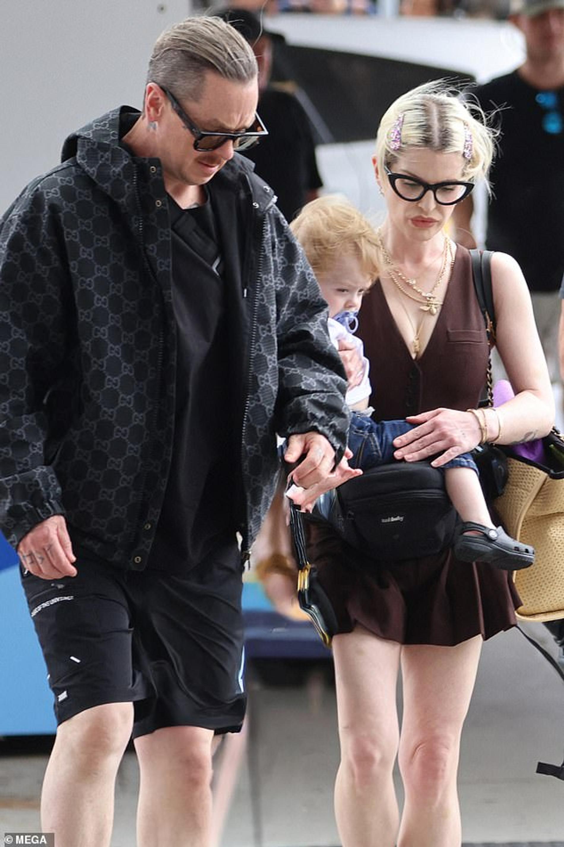 Келли Осборн с супругом и сыном. Фото: Daily Mail