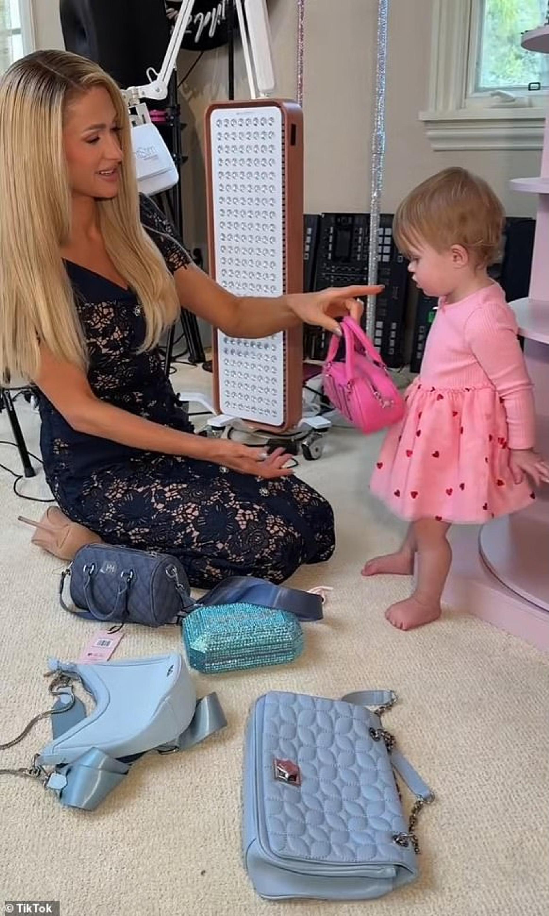 Пэрис Хилтон с дочерью Лондон. Скриншот: Daily Mail