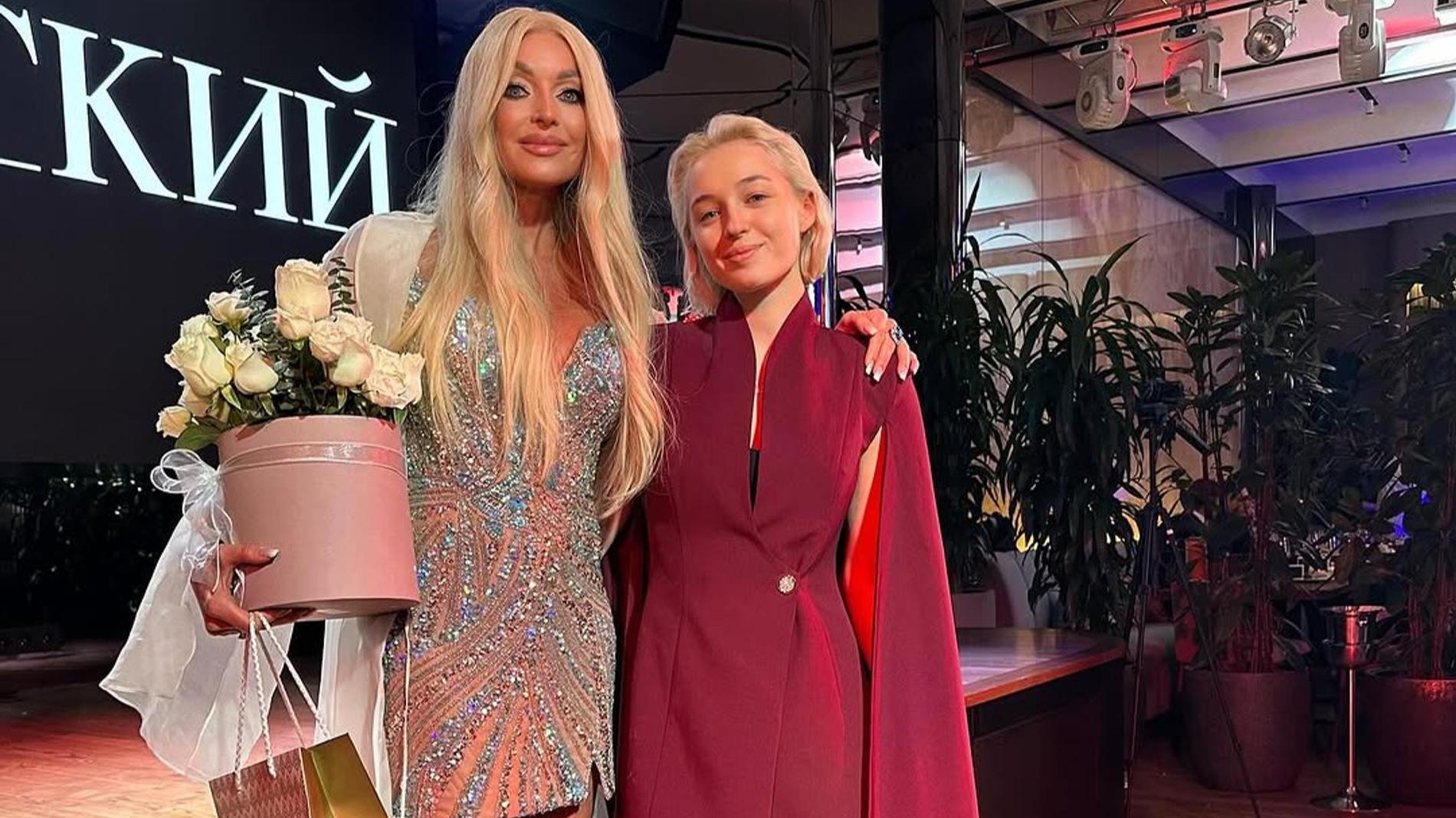 толық өскен жалаңаш, әдемі үлпілдек әйел