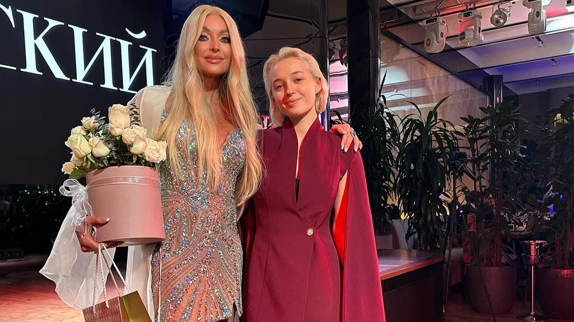 Әдемі поцелуй секс