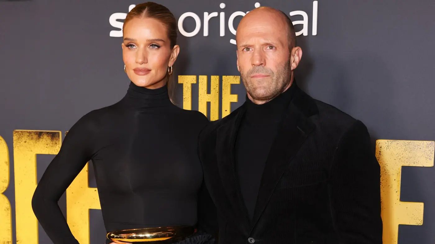 Кеңседегі тамаша секс Әйел блят, оның письки сперматозоидты қалай қабылдайтынын көрсет.