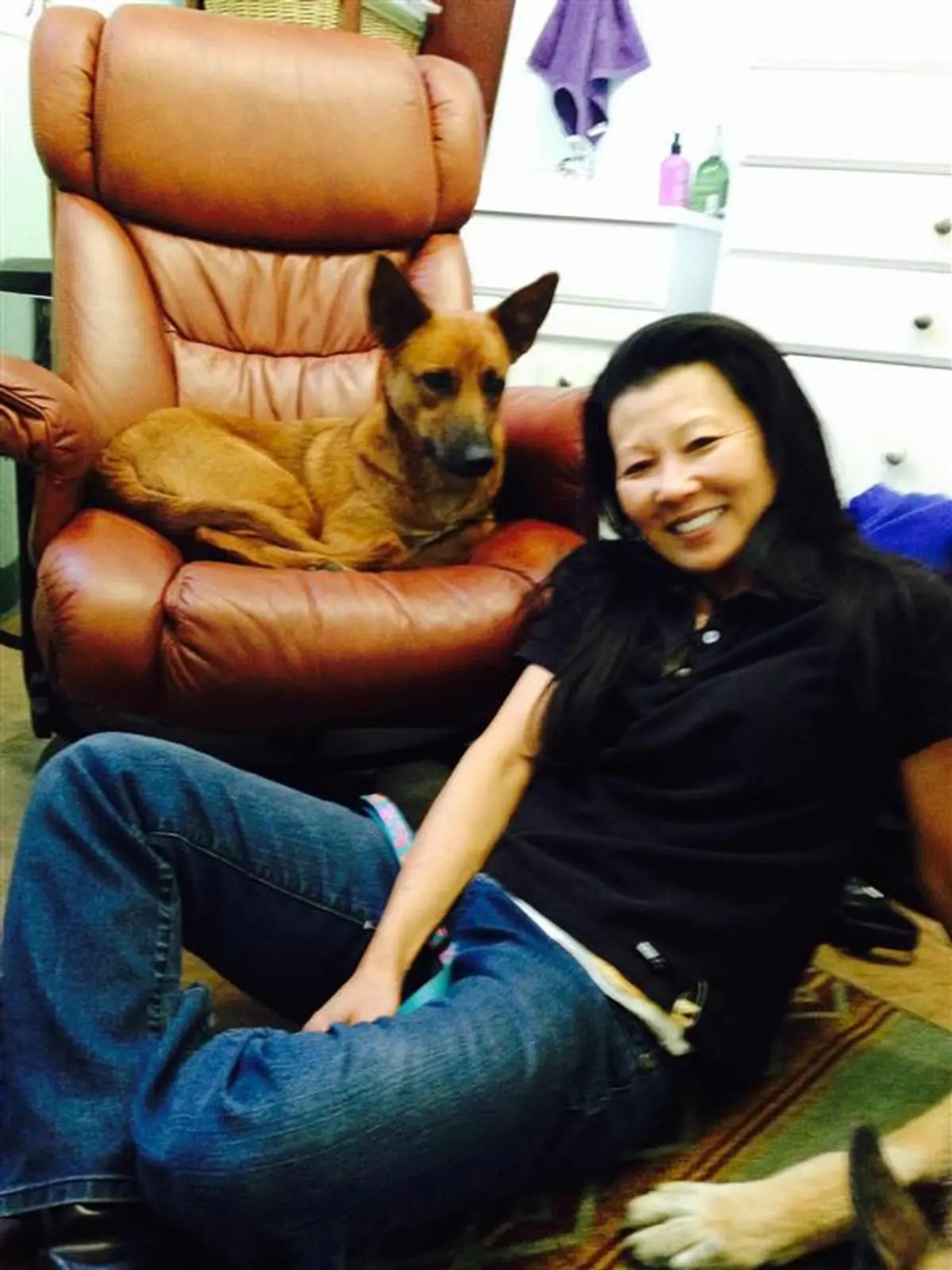 Бетси Аракава с собакой, которая также была найдена мертвой. Фото: Page Six