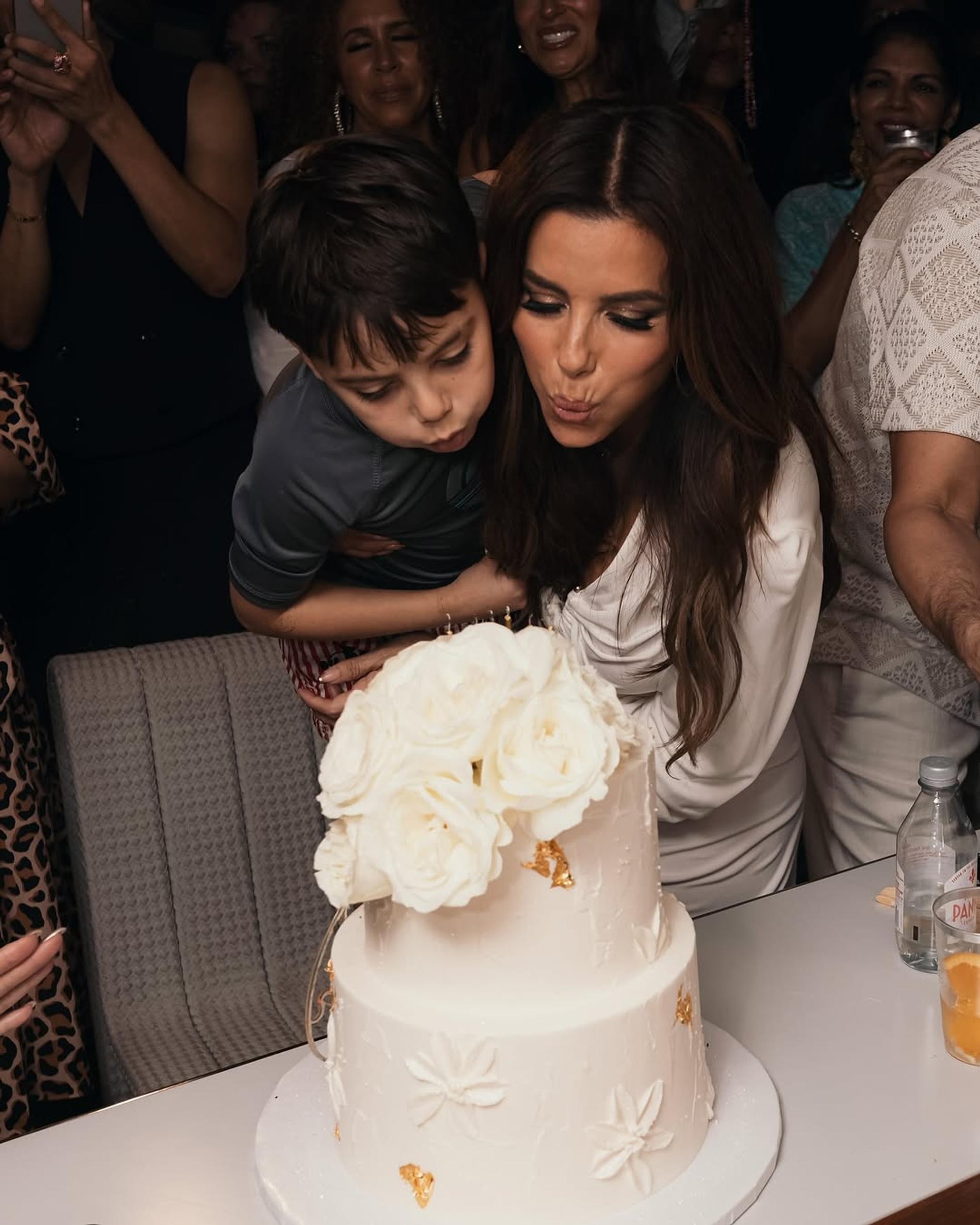 Ева Лонгория с сыном. Фото: Инстаграм* @evalongoria