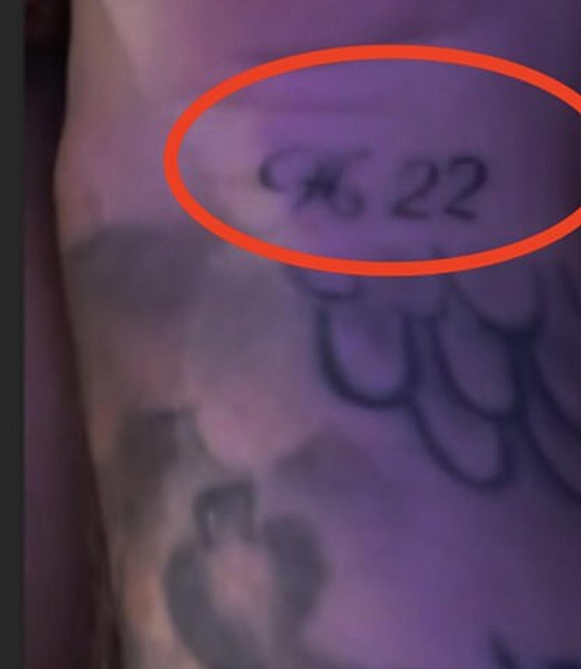 Новая татуировка Джастина Бибера, посвященная Хейли. Скриншот: Daily Mail