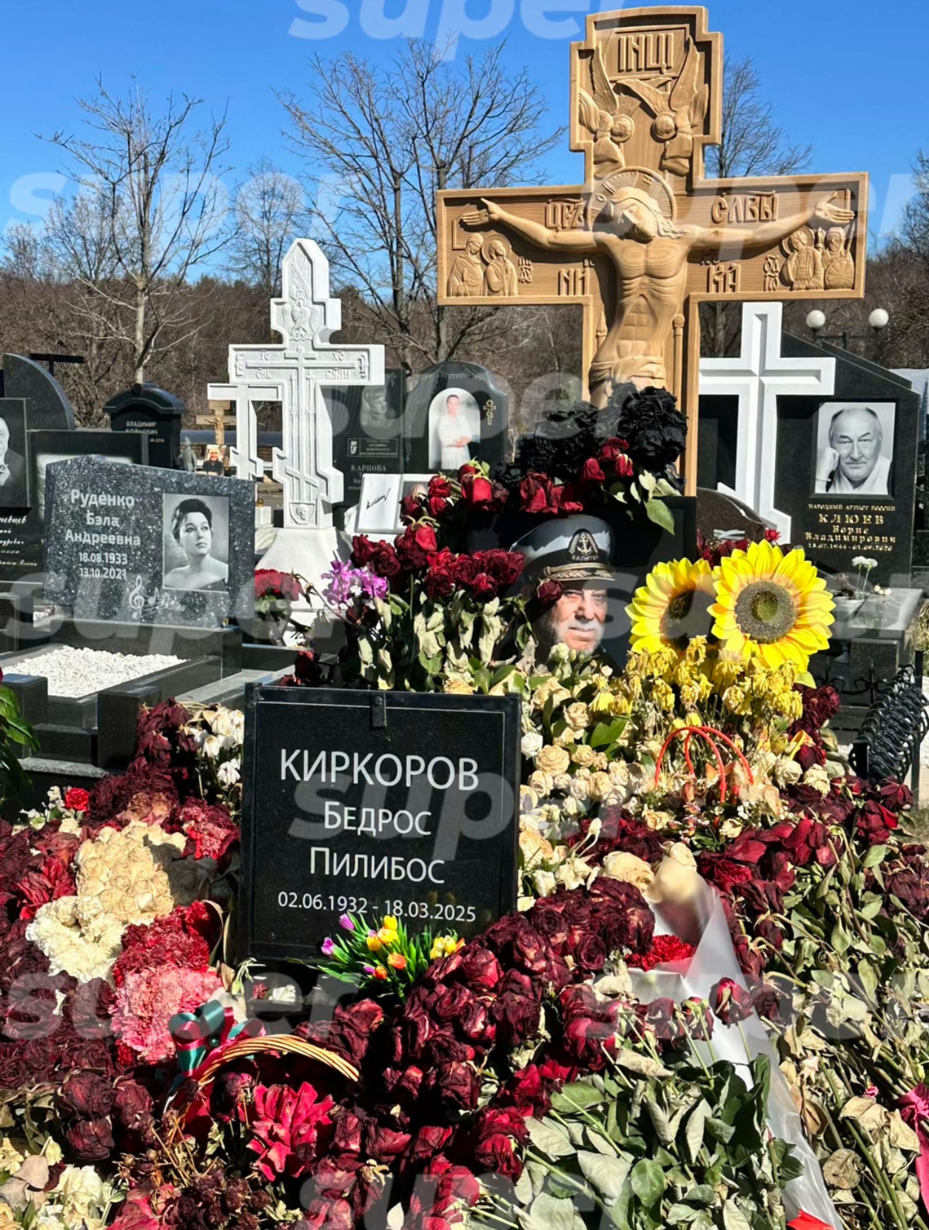 Могила Бедроса Киркорова. Фото: Super