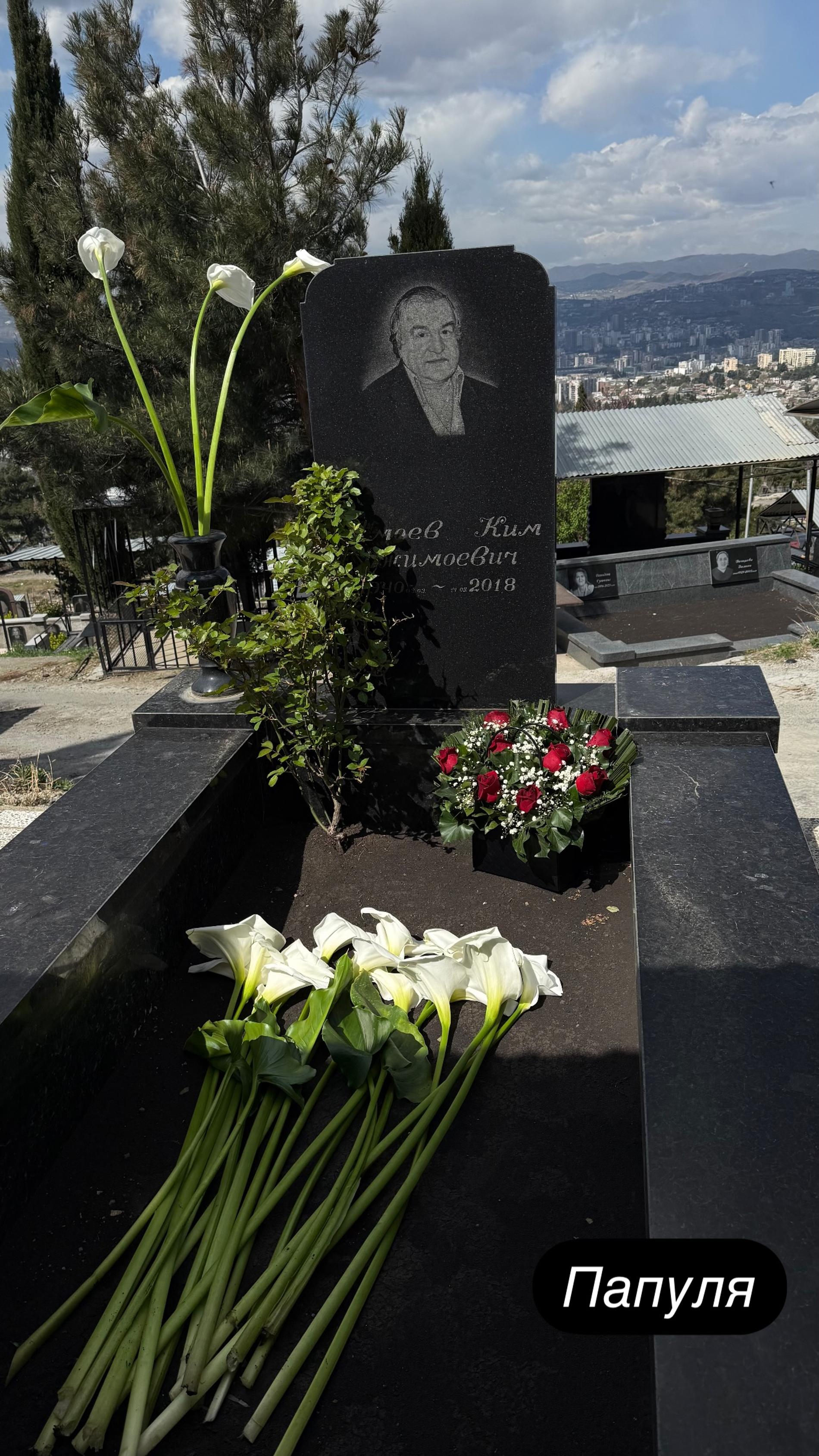 Могила отца Ксении Бородиной в Тбилиси. Фото: Инстаграм запрещён в РФ) @borodylia