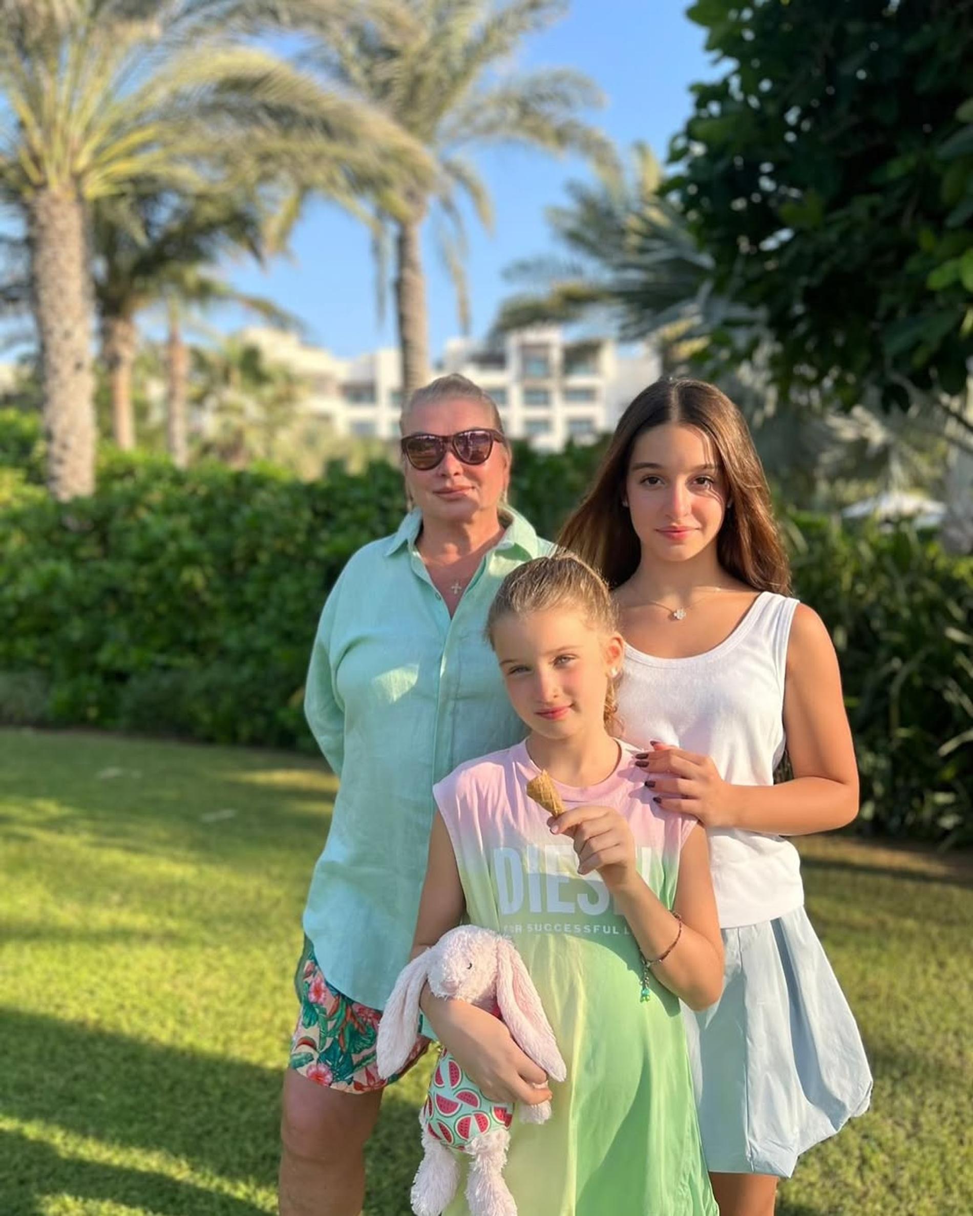 Мама Ксении Бородиной с внучками. Фото: Инстаграм запрещён в РФ) @borodylia