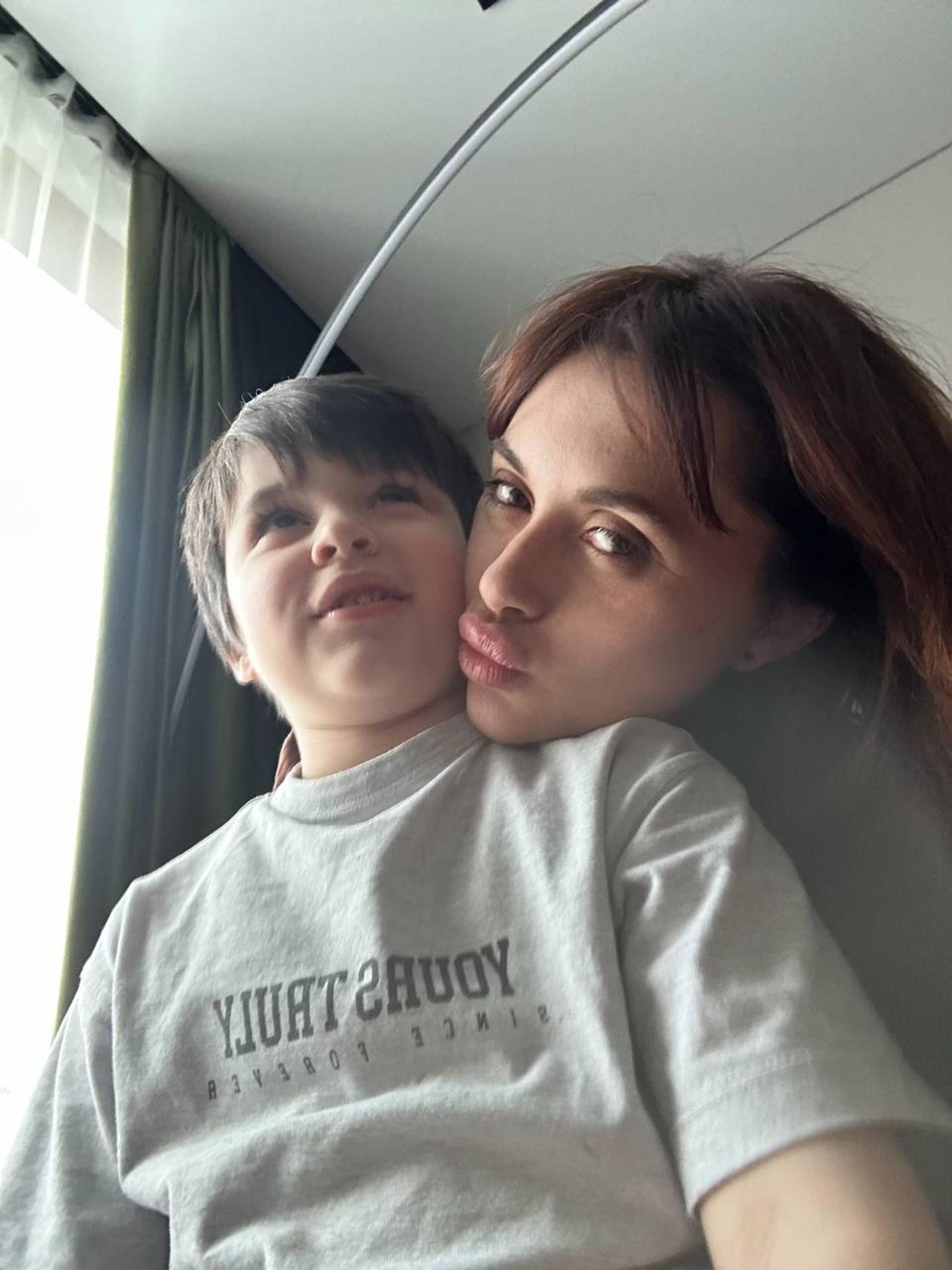 Бывшая жена Паши Техника Ева Карицкая с их сыном Иваном. Фото: Телеграм @evakaritskaua