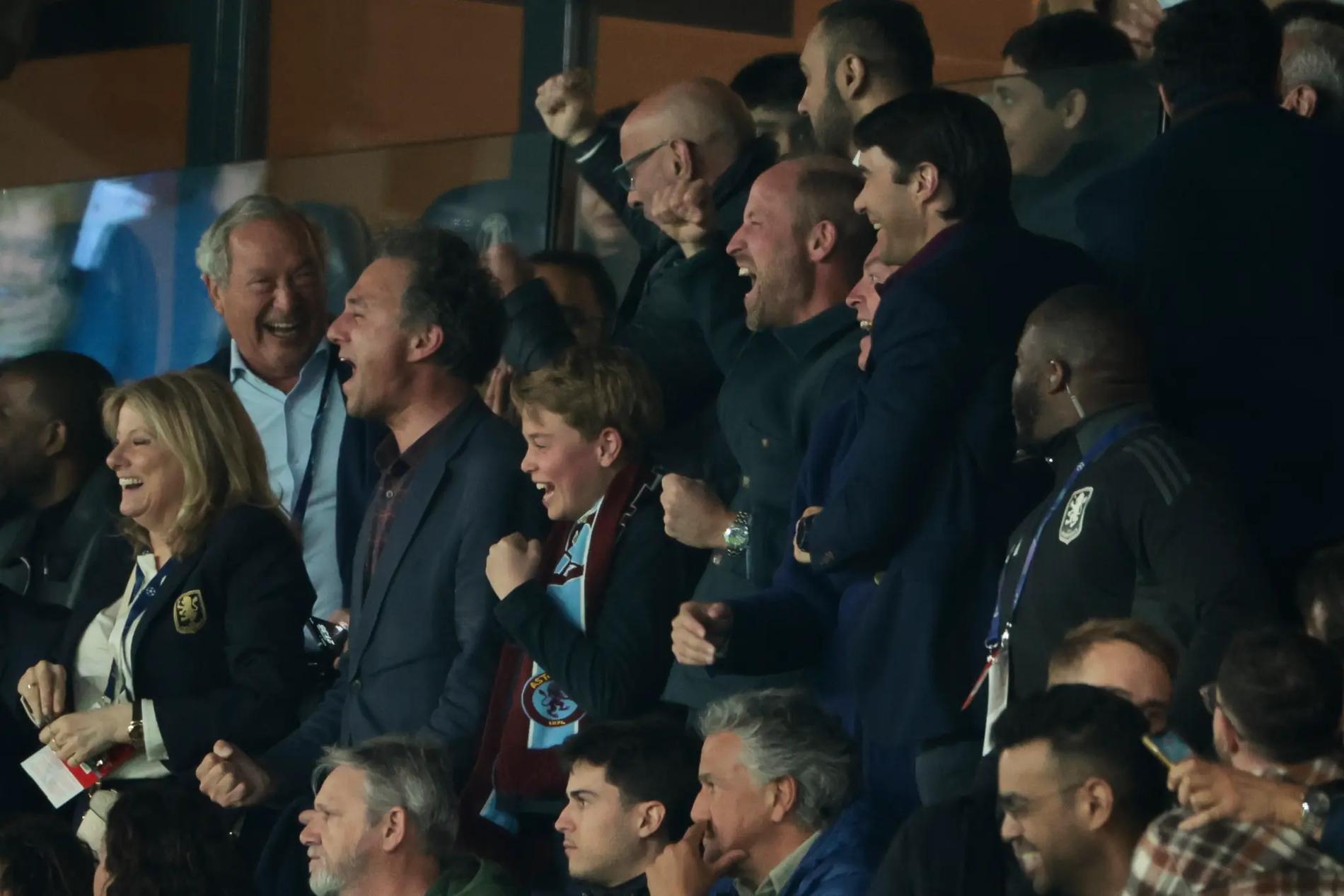 Принц Уильям с сыном Джорджем на футбольном матче в Париже. Фото: Getty Images