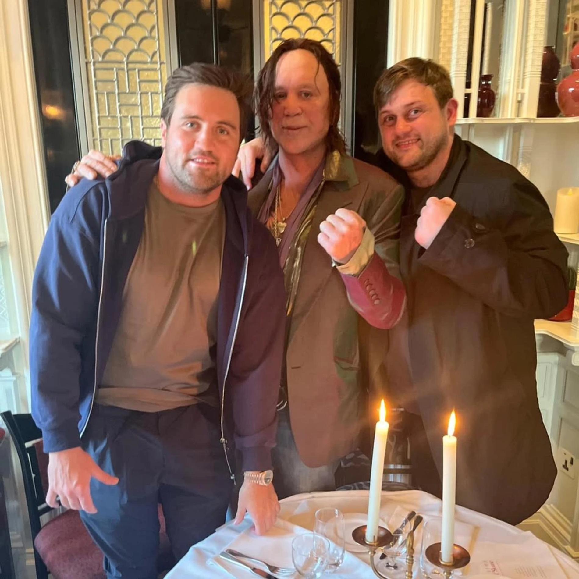 Микки Рурк (второй слева} с друзьями в Лондоне. Фото: Инстаграм (запрещён в РФ) @mickeyrurke