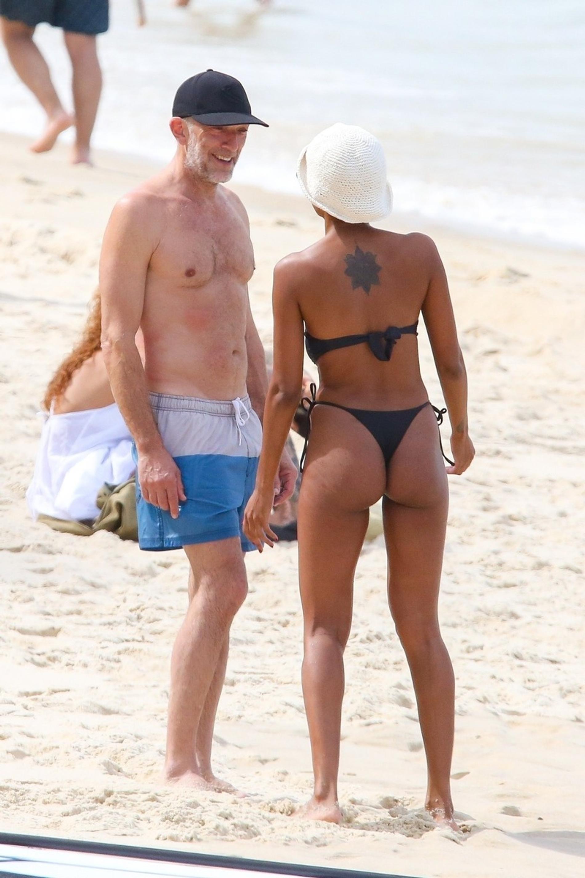 Венсан Кассель и Нара Баптиста на пляже в Бразилии. Фото: соцсети