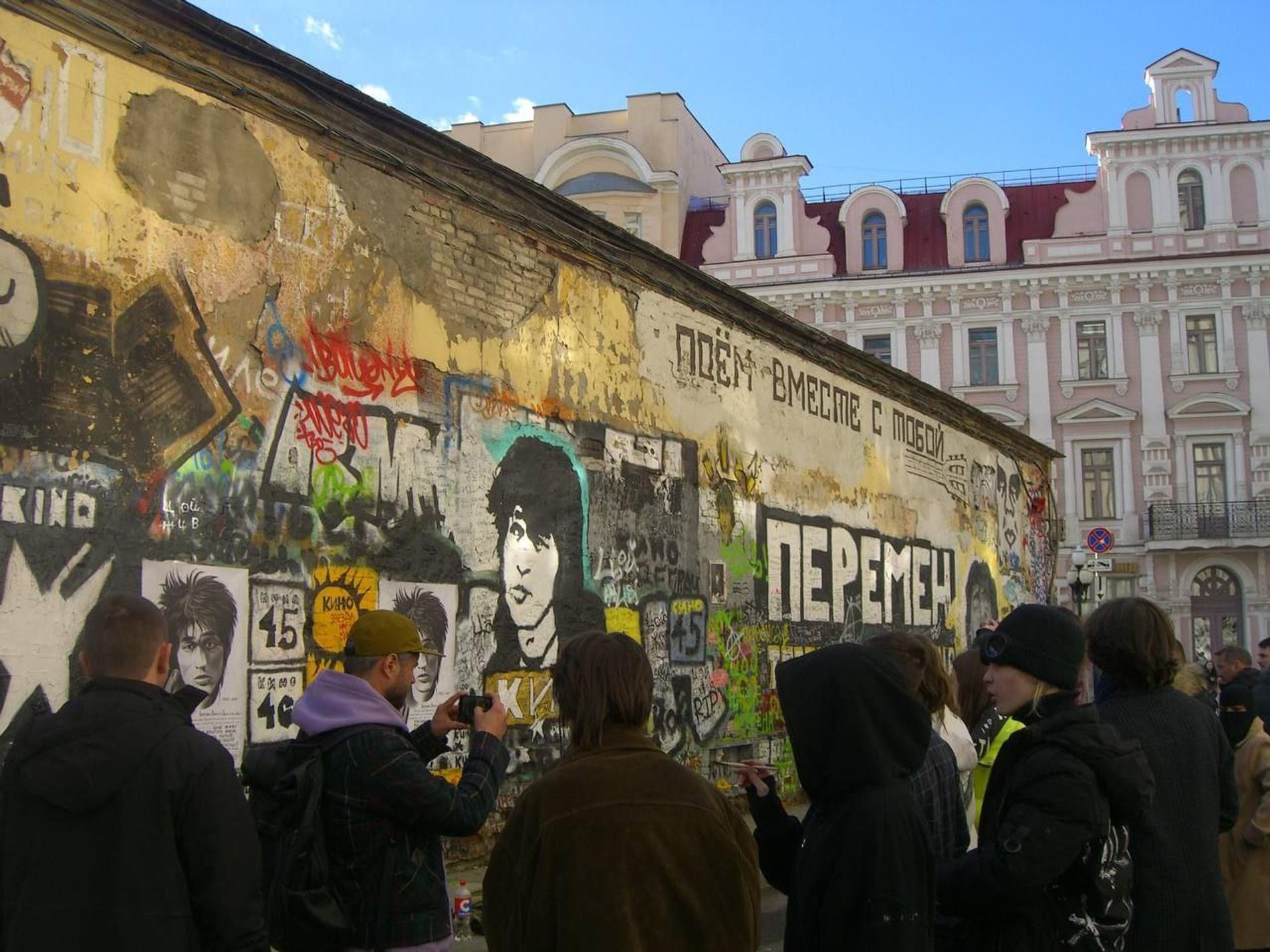 Фанаты группы «Кино» восстановили стену Цоя. Фото: телеграм-канал 112