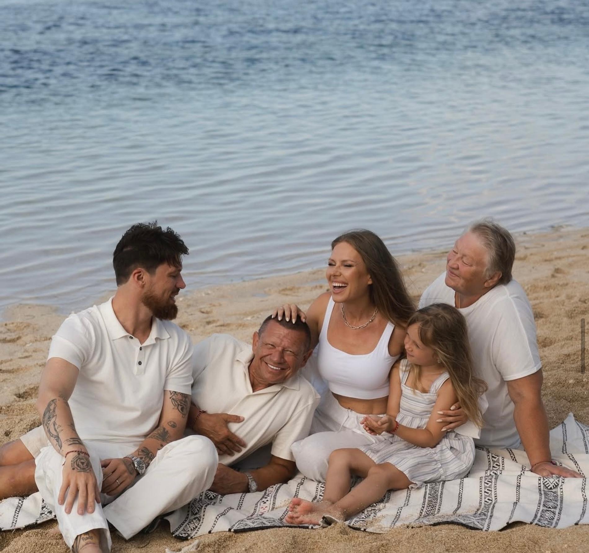 Федор Белогай и Рита Дакота с семьей на отдыхе. Фото: Инстаграм (запрещен в РФ) @easyg.guy и @ritaвakota