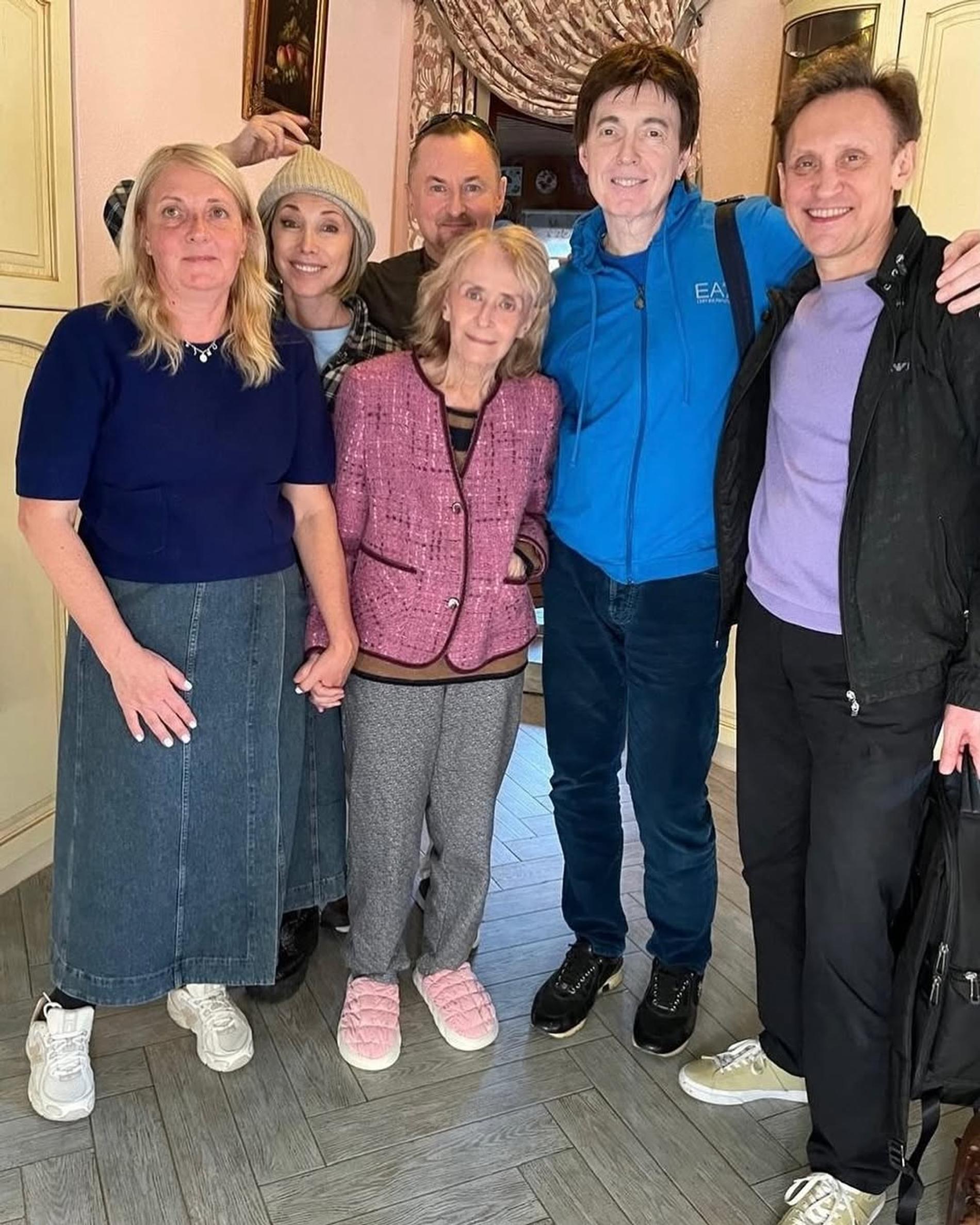 Регина Дубовицкая (в центре) в 2025 году. Фото: Инстаграм (запрещён в РФ) @s.a.drobotenko