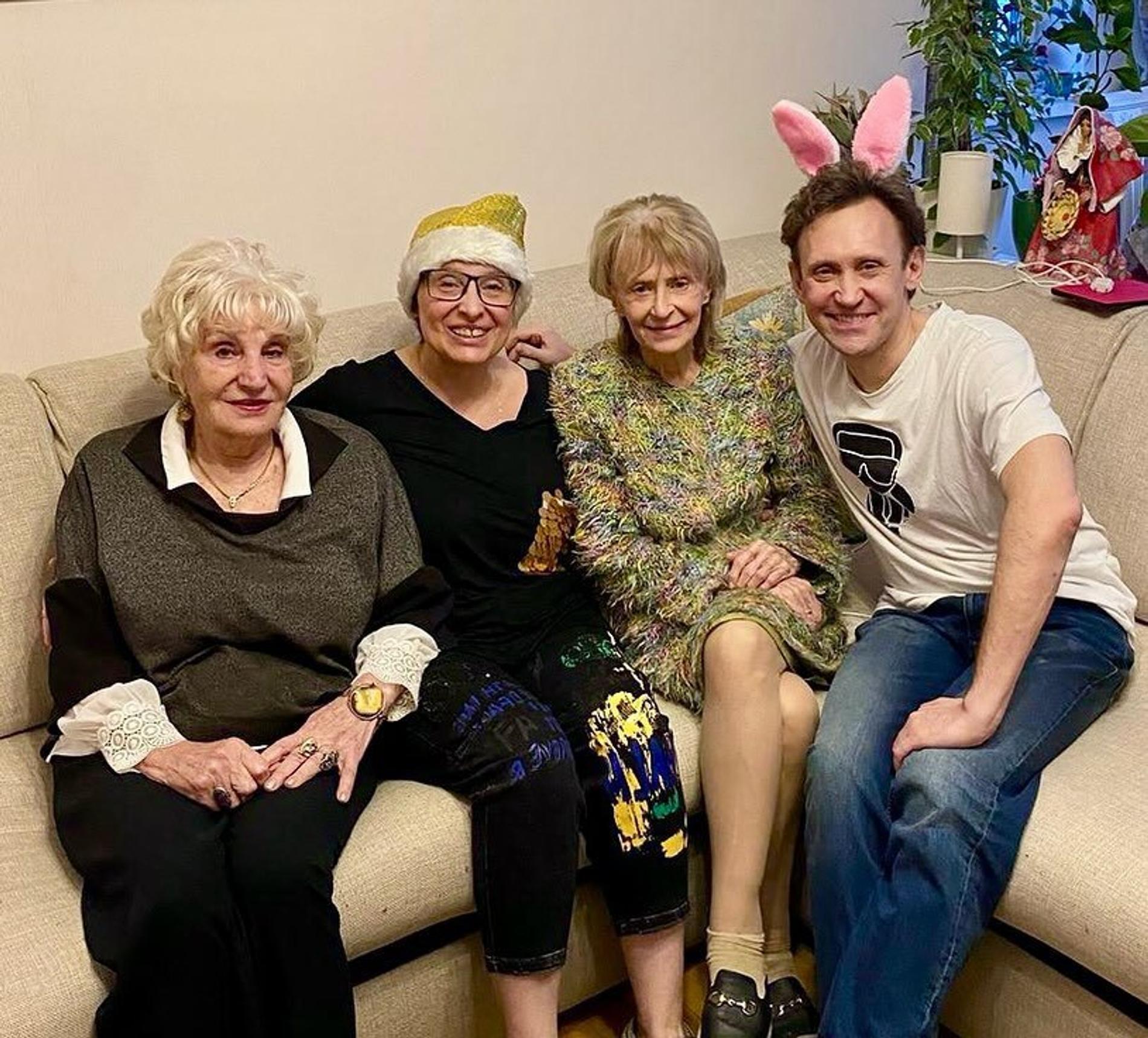 Регина Дубовицкая (третья слева) и Сергей Дроботенко (крайний справа) в январе 2024 года. Фото: Инстаграм (запрещён в РФ) @s.a.drobotenko